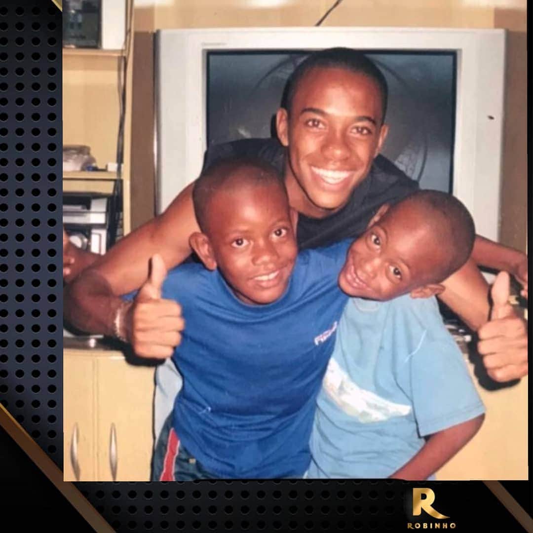 のインスタグラム：「Meus Primos ❤️   Lembrei agora da minha Vó...  Nossa Vó dizia: -Robinho, saca eles do futebol!    Eu: por que, vó?    Nossa Vó:  eles são "Ganso" , eles não jogam nada ! 🤣  #familiafeliz 🙏🏽」