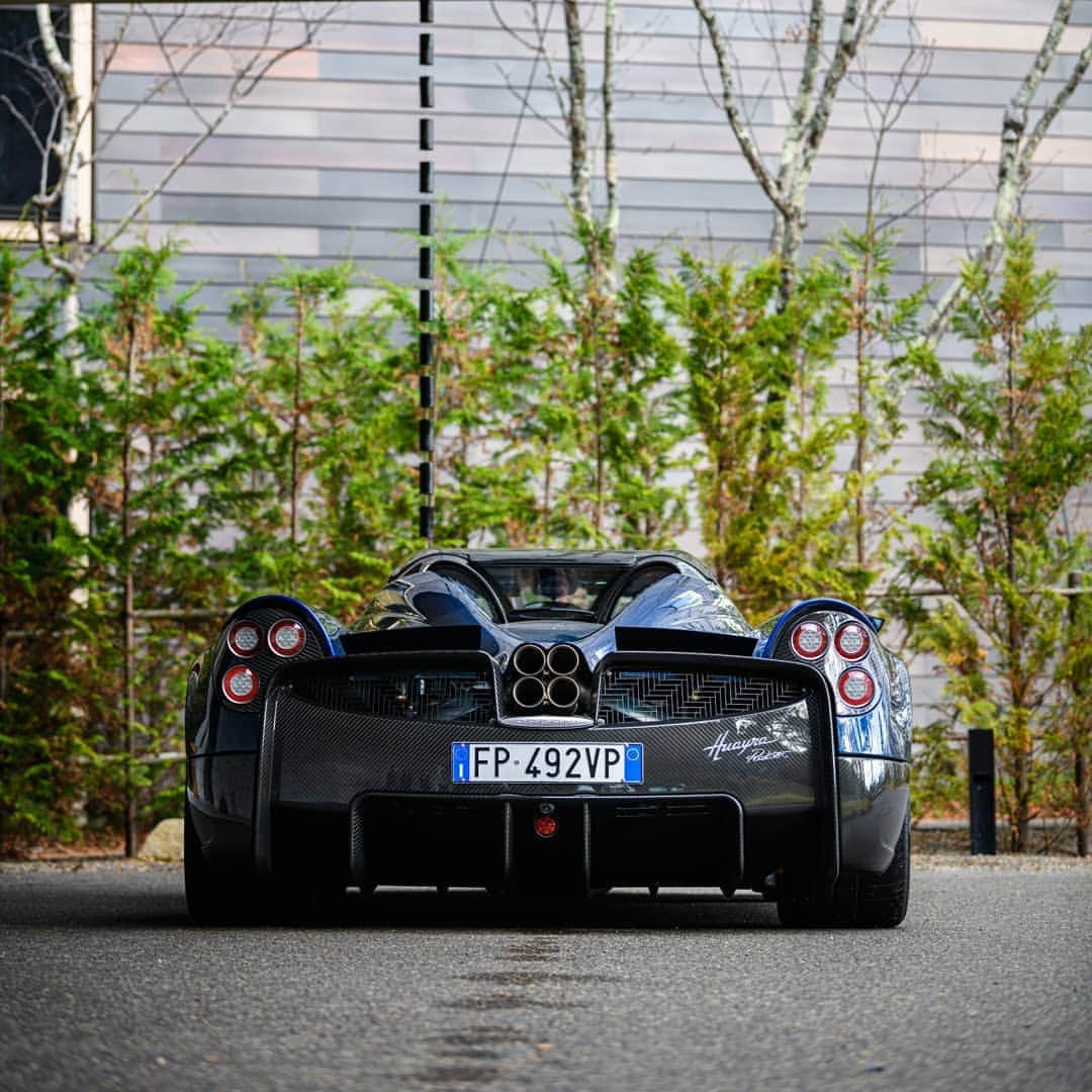 パガーニ・アウトモビリのインスタグラム：「The Pagani Huayra Roadster tour in Japan with @pagani_skygroup  #pagani #paganiautomobili #huayra #huayraroadster #skygroup」