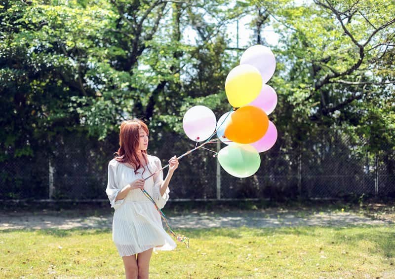 中島遥のインスタグラム：「懐かしいシリーズ😆✨ 風船使って楽しかった思い出😆 このワンピースすごいお気に入りだったな😂笑  こういう服装見ると早く暖かくなって欲しいー！って切実に思います☺️🙏✨  #撮影会#撮影#model#モデル#portrait#ロケ#ファインダー越しの私の世界#東京カメラ部#カメラ#一眼レフ#フォロー#カメラ女子#follow#japan#japanesegirl #中島遥#いいね#コメント#ありがとうございます」
