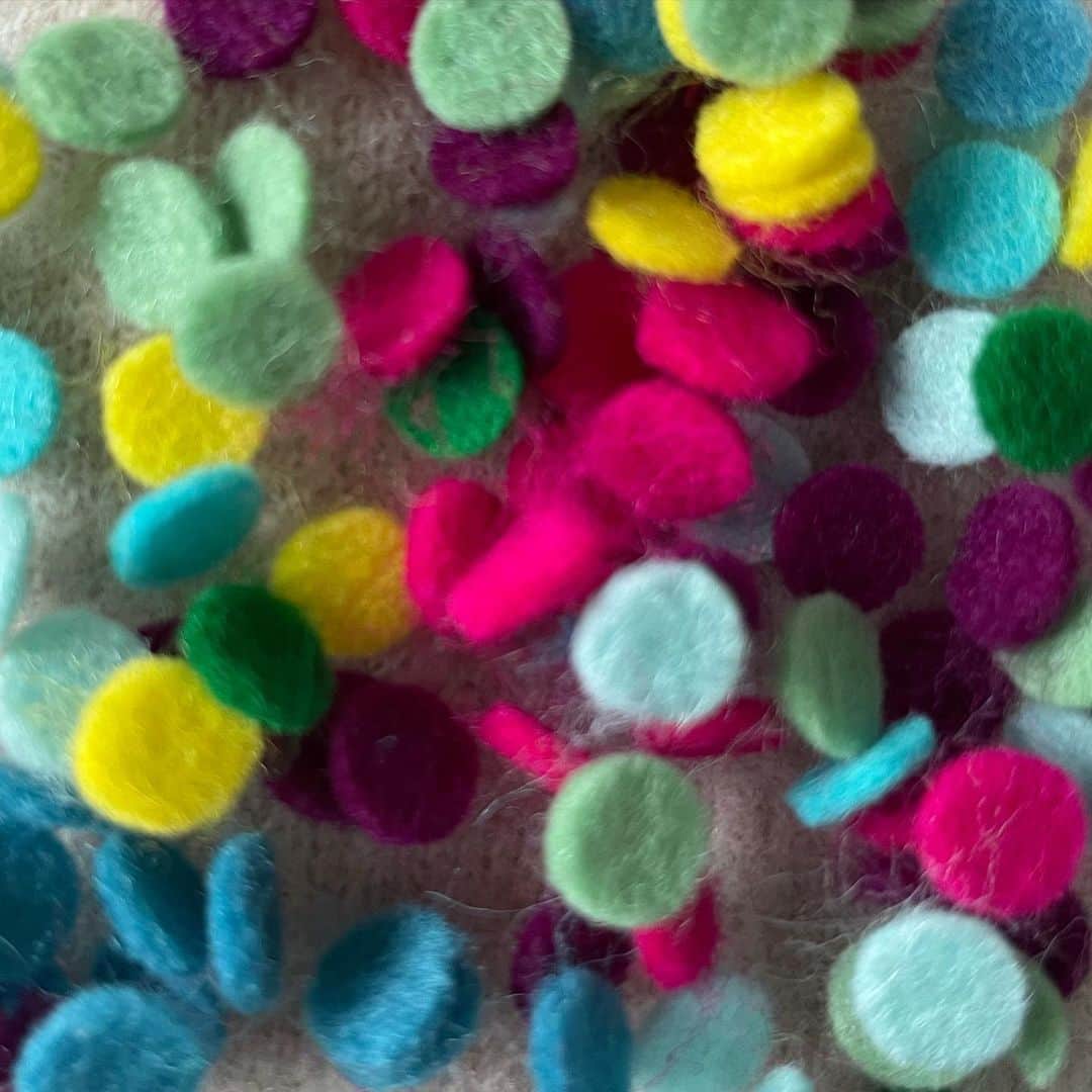 オランピアルタンのインスタグラム：「Making felt confetti is rather time consuming... 🎉✂️🪡🧵🎊」