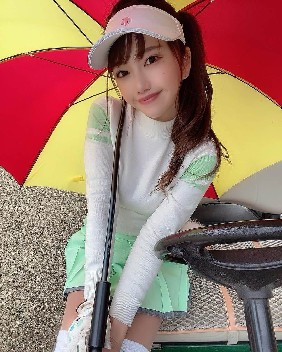 らんたろーのインスタグラム：「DMで沢山、 更新止まってますが元気ですかって くるから更新します🤔🤔笑っ そんなにとまってたかな？？🤔  生きてますよ😮✊🌸 （過去の写真でごめんなさい〜💦） みなさんお元気？？  ただバタバタしててゴルフに行けてないのです〜😮💦  やばいなぁ、、😥  来週からめっちゃ暖かくなるらしいから ゴルフの予定つめこもーっと⭐️★  去年の夏とかは月20回とかラウンド 行ってたのになー🤔笑  お誘いおまちしてまーーっす🤍🌈  あとちょっと落ち込む出来事とかが 多いなぁ、、😭って 感じだったけど、 その出来事があったから友達の ありがたさとか大事さを改めて 感じたりしました〜😆🌈うん！みんなありがとう！！！！  #ゴルフ　#ゴルフ女子  #デサントゴルフ　#ゴルフウェア　#ゴルフコーデ　#ゴルフ好きな人と繋がりたい  #ゴルフ女子と繋がりたい #ゴルフ初心者　#友達　❤️」