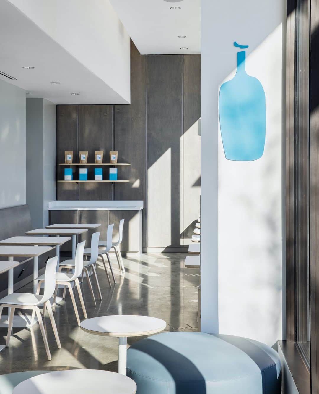 Blue Bottle Coffeeのインスタグラム：「We’re thrilled to welcome our newest cafe to Boston: the Chestnut Hill cafe nestled among the bustling open-air shops @shopthestreet. Our warmest congratulations to the team and warmest welcome to our new guests!⁠ ⁠ Designed by architectural firm @stack.and.co. 📸 @_boboconnor」
