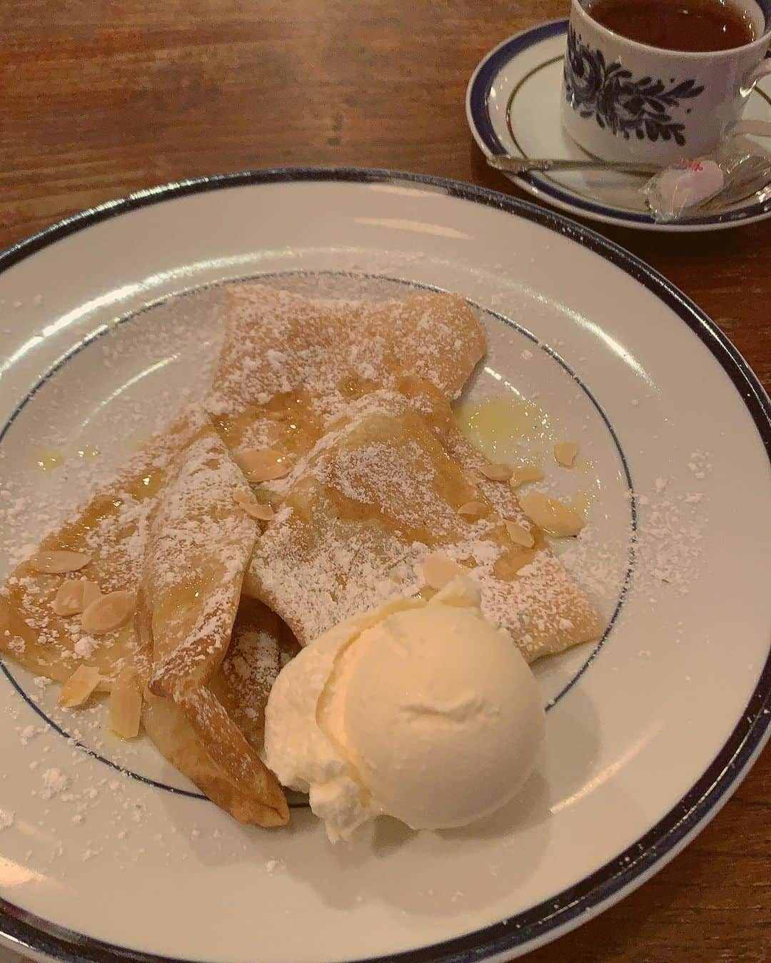 濱田よりかのインスタグラム：「もちもちクレープが美味しすぎました♡🍨 . ランチにガレット食べてデザートでクレープ出てくるの最強すぎません🥺?♡♡ . クレープ生地美味しいと思ったら バニラアイスも美味しすぎ♡ . . . . . #ラフェデリース #lafeedelice #クレープ #クレープ屋さん #ガレット #ミルクレープ #表参道カフェ #表参道ランチ #表参道クレープ #原宿クレープ #キャットストリート #クレープ大好き #もちもちクレープ」