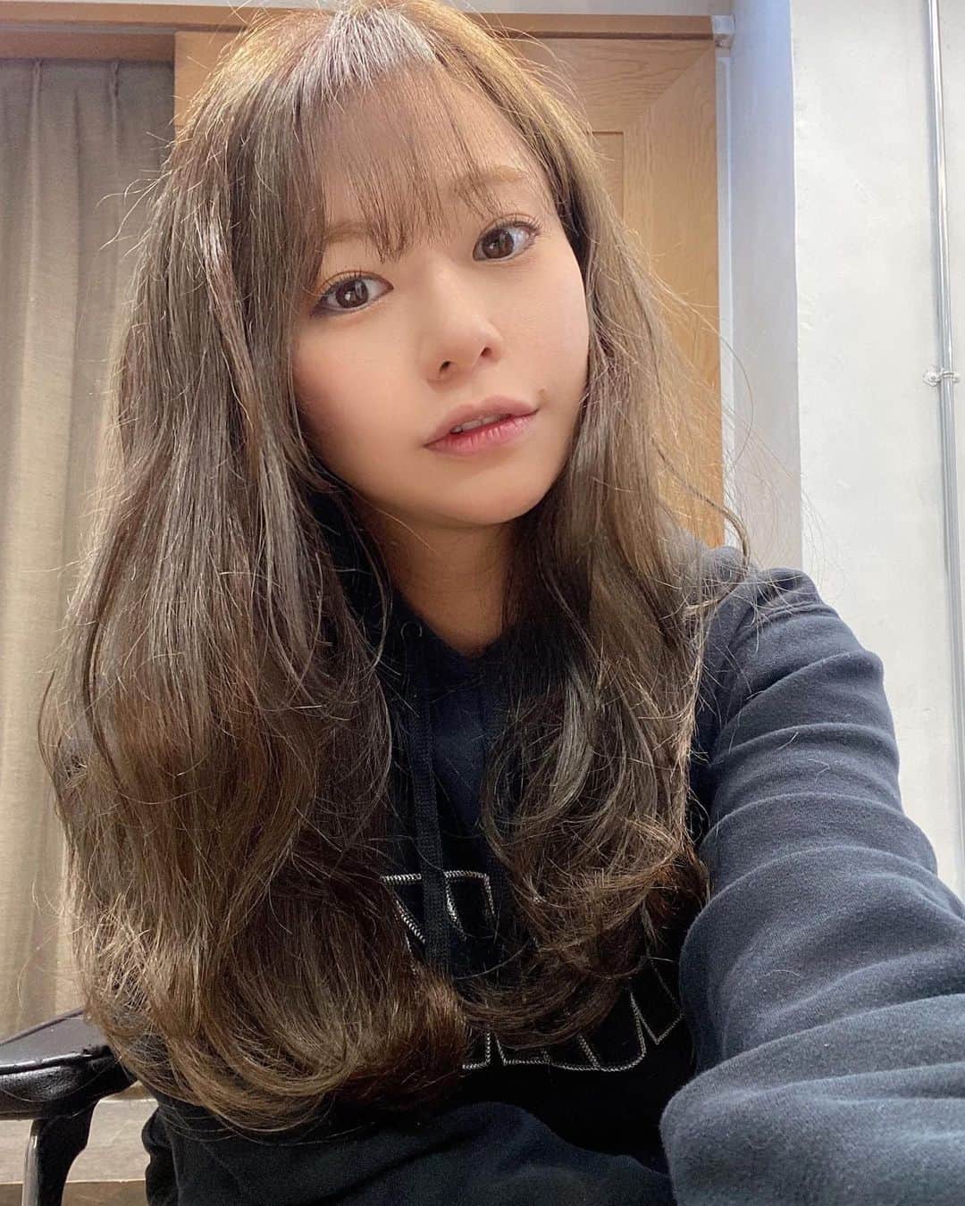 希帆さんのインスタグラム写真 - (希帆Instagram)「今の髪色が好きです🖤💙 ブルーアッシュですって🙆🏻‍♂️💙 収録前にはいつもお世話になっております♡ @shunpeiuchiyama 😎🥸😚」2月19日 22時56分 - k_i_h_o_
