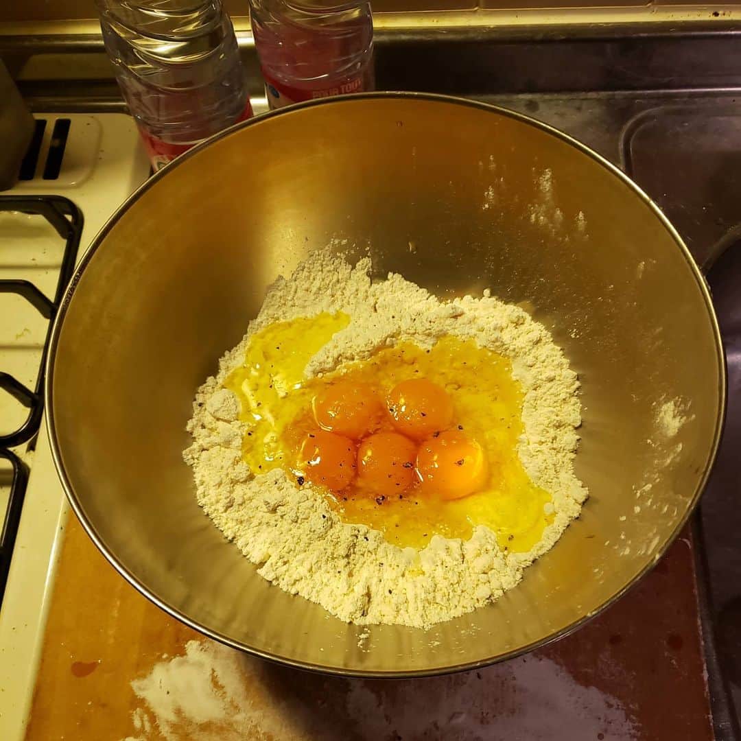 信國太志のインスタグラム：「I suddenly started making pasta noodle. Eventually surface became like baby skin then leave it two night before processinfg through machine.」