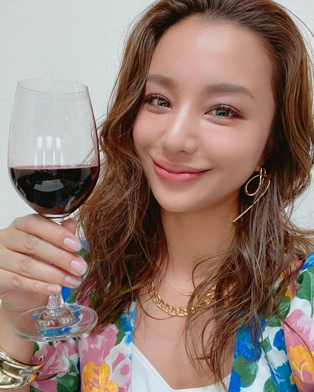 高橋メアリージュンさんのインスタグラム写真 - (高橋メアリージュンInstagram)「Hair&Make up by @hori_hairmake  赤ワインを飲んだ理由は赤ワインからしか摂れないと言われている酵素　#レスベラトロール　 を摂るため🍷 女性なら一日1.5杯まで 男性は3杯まで  が美容には良いみたいです✨  でも楽しむ時は楽しむ^ ^  #ダウンタウンなう #酔う前と後 #美容酒 #美容法 #お酒は二十歳になってから  #赤ワイン　#ポリフェノール」2月19日 23時06分 - maryjuntakahashi