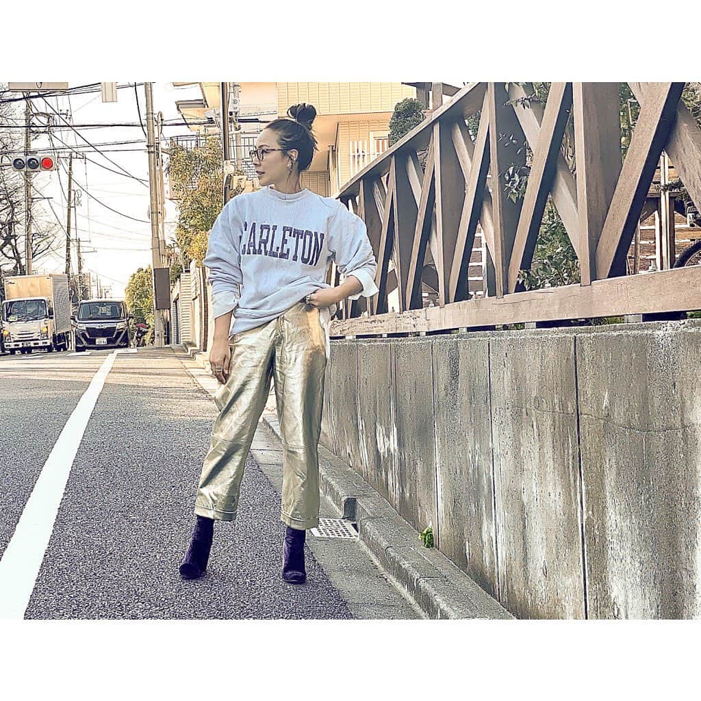 Kojima reikoさんのインスタグラム写真 - (Kojima reikoInstagram)「古着のスウェットに一枚重ねるだけで、カジュアルになり過ぎず、良い中和剤。  私のシャツの使い方。  #シャツはインナーだと思ってます #昨日はニットに #コンサバになるから襟付きはほぼ着ない シャツは @jonnlynx  パンツは @zara  ブーツは @driesvannoten」2月19日 23時07分 - reikokojima