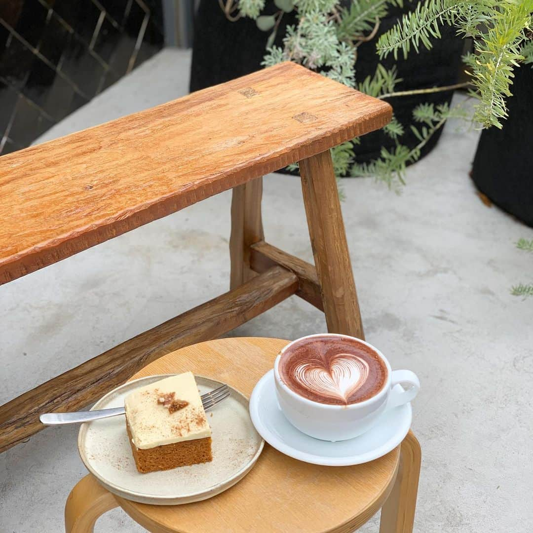 早川愛さんのインスタグラム写真 - (早川愛Instagram)「🥕🥕🥕  Carrot cake with hot cocoa...☕️☕️☕️  タイから上陸したカフェ💚 @akhaamacoffee.japan  ここのキャロットケーキは、 酸味のあるクリームチーズのフロスティングに、シナモンが効いた生地には細切りの人参やドライフルーツ、ナッツがはいっていておいしかったです🥕💚  コーヒーが有名みたいだけど、わたしはココア☕️ 頼んだらかわいいハートのアートにしてくれました💚  #アカアマコーヒー #キャロットケーキ #キャロットケーキ部  新しい部に入りました🥕 #carrotcake #神楽坂 #神楽坂カフェ」2月19日 23時07分 - megumegu_1006