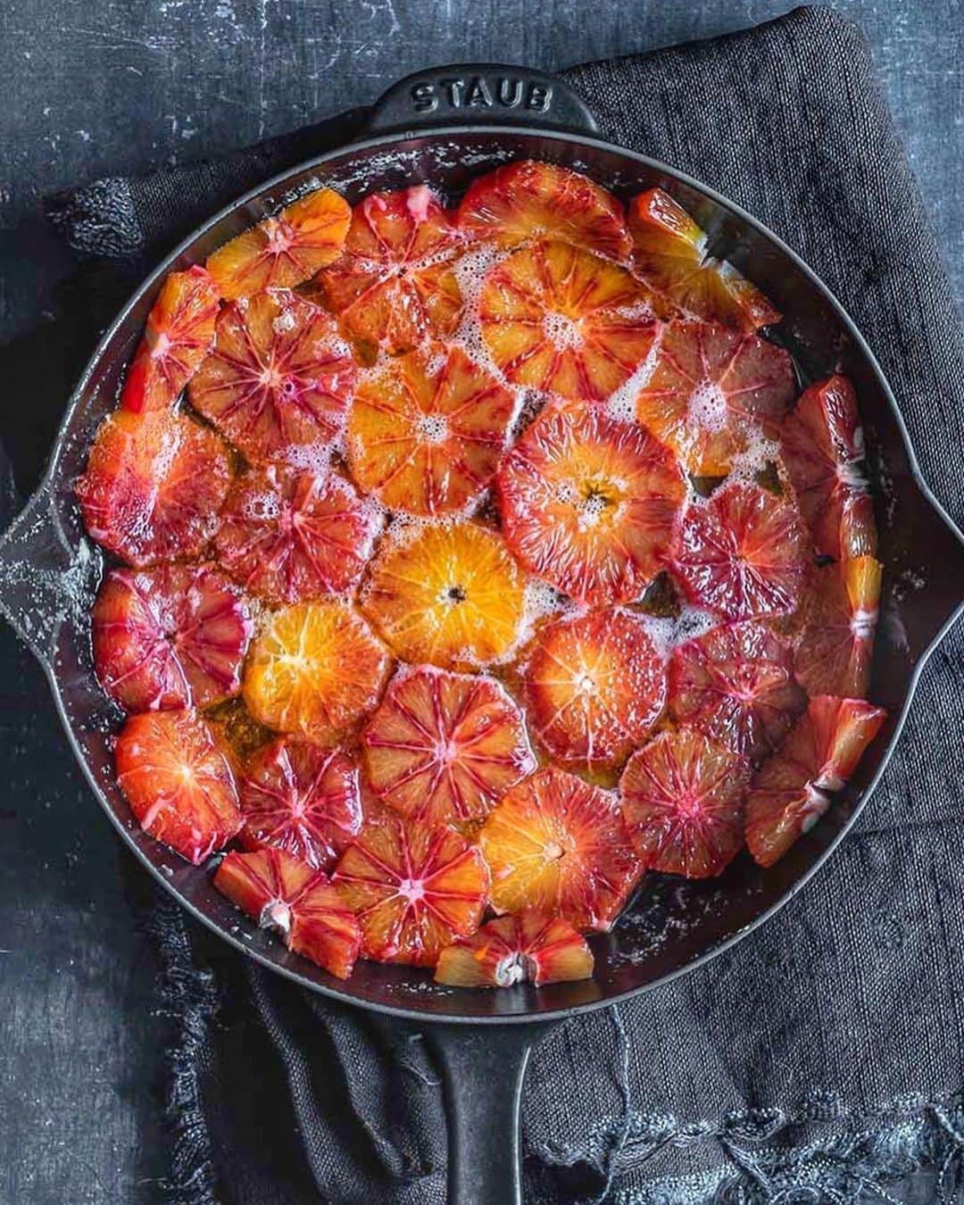 Staub USA（ストウブ）さんのインスタグラム写真 - (Staub USA（ストウブ）Instagram)「@skueche used her trusty Staub skillet to bake up a show-stopping blood-orange upside-down cake. Because they can be used on both the stovetop and in the oven, our enameled pans make the preparation of this dessert a real piece of cake 😉 To get the recipe, visit @skueche's website and search "blood orange" (use google translator to translate from German). To shop the skillet, visit our website and search "skillet." #madeinStaub」2月19日 23時00分 - staub_usa