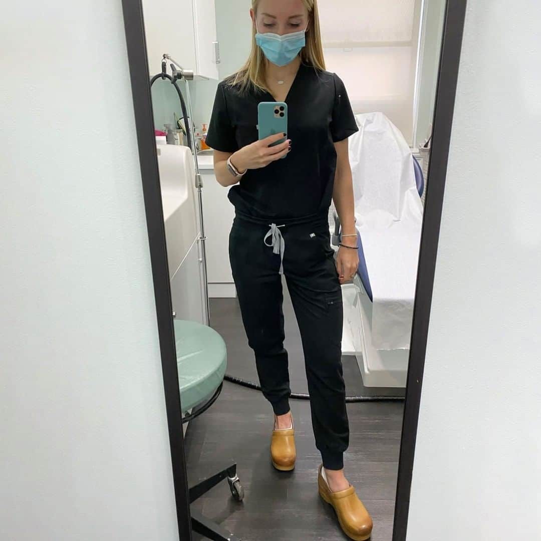 ダンスコのインスタグラム：「🎉GIVEAWAY🎉 1) Tag a friend in the comments. 2) Make sure you’re following @dansko on Instagram. Dansko has been proud to support nurses and healthcare workers throughout their journey, and through our donation efforts over the past months. This year, we are celebrating nurses and healthcare workers all year long! #Giveaway Rules: Giveaway runs 02/19/21 at 9:00 AM EST - 02/21/21 at 11:59 PM EST. No purchase necessary. One winner will be randomly selected and will be notified via DM. Verification that the winner is a nurse or healthcare worker may be required in the form of a nurse’s badge or ID. Winner will win one pair of Dansko shoes from the current collection with a total estimated retail value of $150 each. Giveaway not associated with Instagram. Full terms and conditions at the link in the bio.」