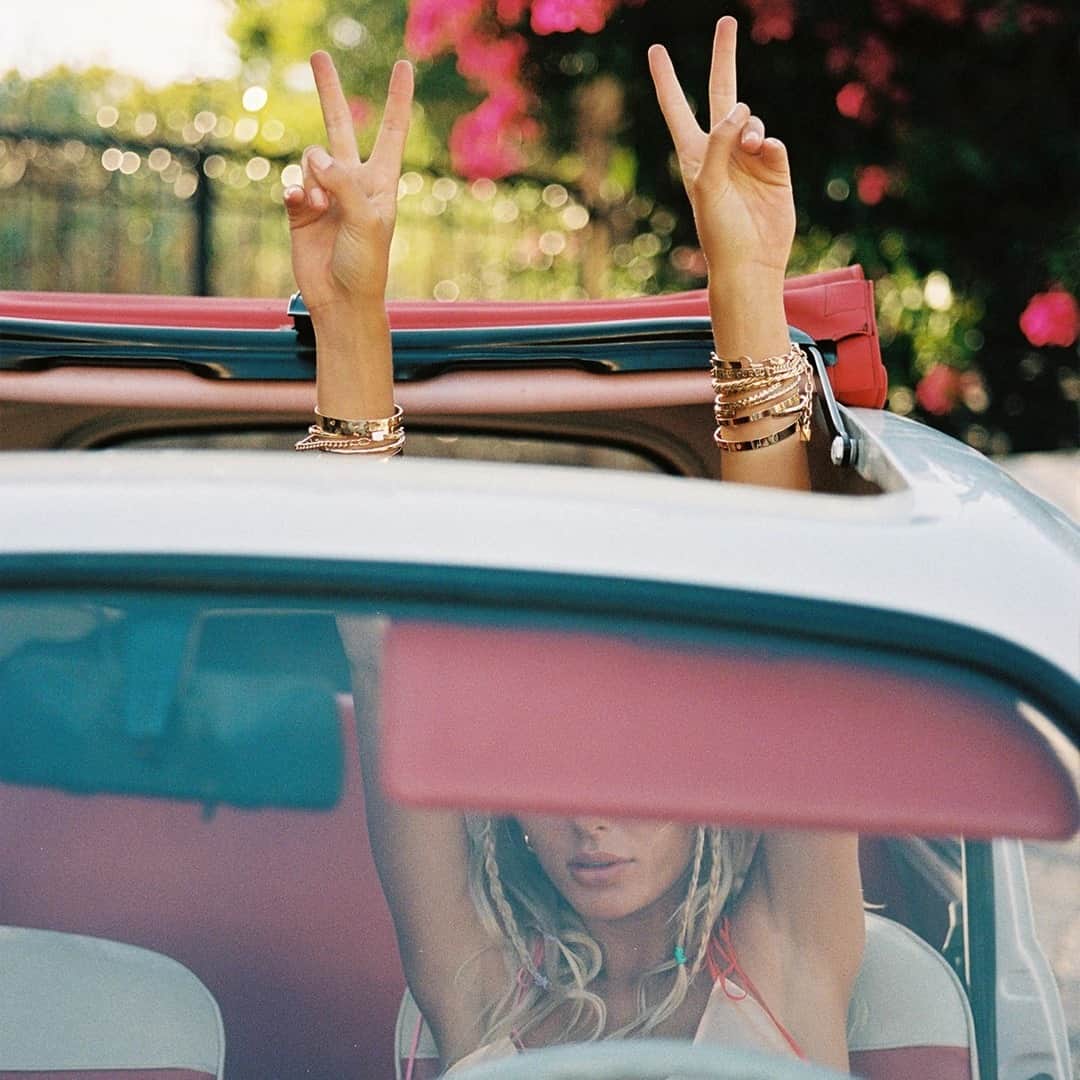 ダニジョーのインスタグラム：「HEADING INTO THE WEEKEND LIKE ✌️」