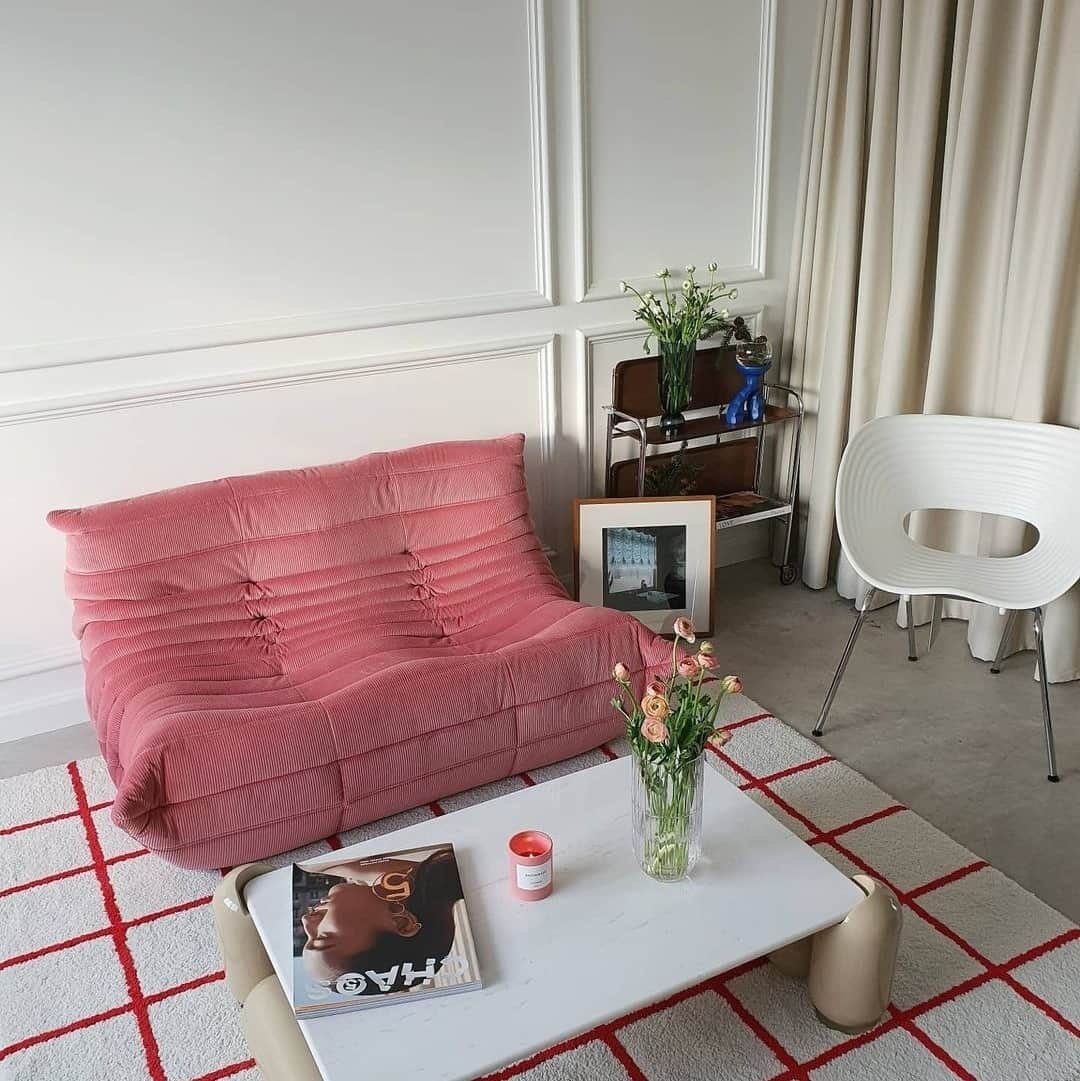 Ligne Rosetさんのインスタグラム写真 - (Ligne RosetInstagram)「Pretty perfect, don’t you pink?⁠ ⁠ Togo’s singular shape is an ideal canvas for making statements with color. ⁠ ⁠ 📸: @proud_olives⁠」2月19日 23時05分 - ligneroset