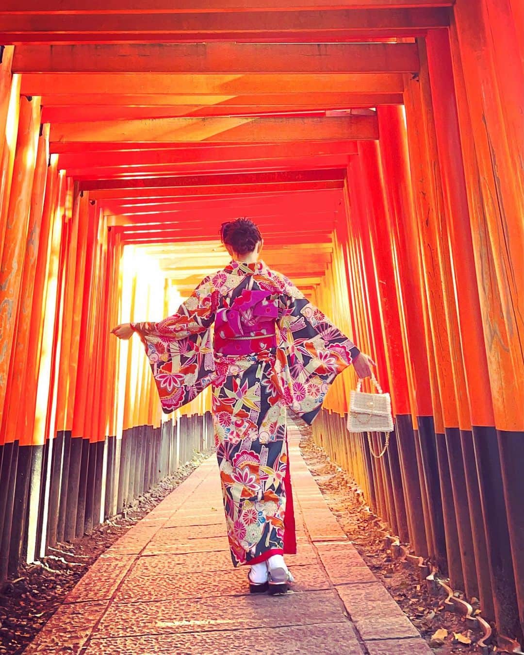 マキろんのインスタグラム：「I went to "fushimiinari" for the first time. . It was a strange experience, and it was a very pleasant time. ・ where you are you're my Sunshine you're my sweetheart .  The most  important thing...is... well...  well... I'd love to be with you anywhere❣️ #山内智恵#マキろん#japanesegirl  #ファッション#fashion#着物#kimono #可愛い#ありがとう#大好き #follow#ootd#kyoto#京都#伏見稲荷大社 #大切なこと #どこにいても#どこでも#whereveryouare」