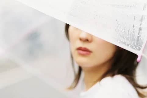 亜希子のインスタグラム：「本日、ハフポスト (旧:ハフィントンポスト)さんで出した私のエッセイが、えらく多くの方々に読んで頂いているようです。  率直に申し上げまして、まずは感謝。  Instagramには本音を言ってしまうが、若干、本日は疲労困憊〜☺️  だって、ここでは書けないような、エグすぎる中傷メッセージが普通にくるから〜😂もはや私自身の人格否定も多い👓  (しかし、心は元気なのでご心配なく)  私もWEBライター歴7年目に突入いたしますので、非常に冷静なのですが、バズっても、翌日には「ただの人」なのですよ。  バズることや反響が大きいことは、言ってしまえば、瞬間最大風速のようなもので、明日からも世の中が急激に変わることはないことを私は知っています。  でも、それでも何もアクションを起こさないよりは、自分の信念を発表したほうが、はるかに良い。  「こういう古い考えはやめよう」と伝え続けることが大事な気がする。  そして、そうこうしているうちに、世の中とか周囲の流れとかが、良い方向へ1ミリでも動いていたら良いなと思う。  それが私の仕事であり、常に誇りを持ち続けながら、自分と向き合っているつもりです。  そんな風に言ったら聞こえはいいかも知れないけれど、日々、迷ったり、落ち込んだり、間違ったりすることはザラにある。  でも、ビックリしちゃうくらい酷い言葉のなかに、キラリと輝く宝石のような言葉があるから、やっぱりWEBは好きなのです。  紙のお仕事だって、モチロン死ぬほど命をかけて、やっておりますヨ。  どうぞ、記事ご覧下さい。  そして、励まして下さったり、援軍に入ってくださったり、理解をしてくれようとしてくれた、そこのあなた、ありがとう。  お写真:親愛なる佐野円香ちゃん(@sanomadoka_photo )」