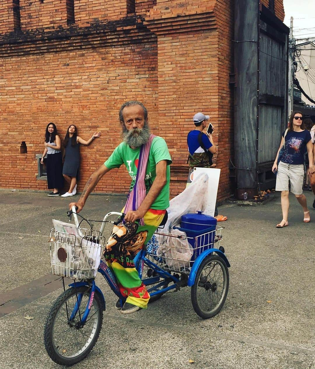 上本昌代さんのインスタグラム写真 - (上本昌代Instagram)「タイってカラフルなイメージ🇹🇭 不思議な色の食べ物も路上のマッサージも雑なキャラクターも醍醐味… そしてなんだかんだいまだに屋台の食べ物が食べれない若輩者の私👶🏻 やっぱり暖かい所が大好き。 #thailand #タイ #チェンマイ #chiengmai #屋台 #旅好き #asia #travel #lifeisajourney #memories #思い出 #何度も爆笑した旅 #女子旅」2月19日 23時15分 - masayomai