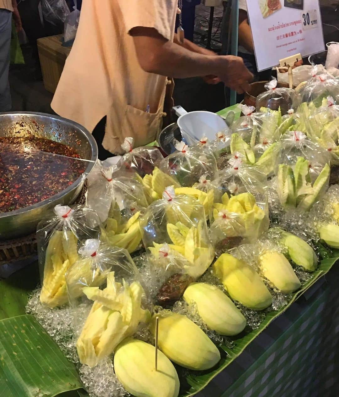 上本昌代さんのインスタグラム写真 - (上本昌代Instagram)「タイってカラフルなイメージ🇹🇭 不思議な色の食べ物も路上のマッサージも雑なキャラクターも醍醐味… そしてなんだかんだいまだに屋台の食べ物が食べれない若輩者の私👶🏻 やっぱり暖かい所が大好き。 #thailand #タイ #チェンマイ #chiengmai #屋台 #旅好き #asia #travel #lifeisajourney #memories #思い出 #何度も爆笑した旅 #女子旅」2月19日 23時15分 - masayomai