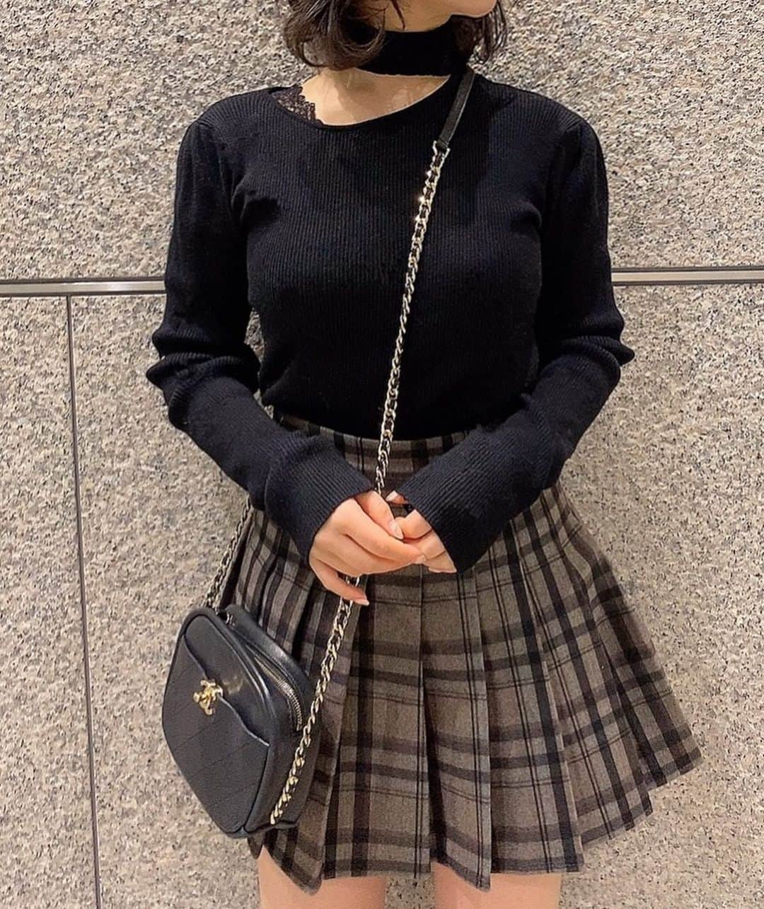 平松可奈子さんのインスタグラム写真 - (平松可奈子Instagram)「低身長の私服コーデ🖤 . @_ruruofficial_  のハイウエストな チェックスカートに @chouette_latte  のチョーカーニットでスクールガール風🎓 . 低身長さんはハイウエストのボトムスやミニスカートにロングブーツが 簡単にバランス良くみせれます🎶 . ヘアアレンジは目線が上にいくアレンジや小物を取り入れると🙆‍♀️ . #低身長コーデ　#ruruofficial  #シュエラテ　#シュシュ　#ヘアアレンジ」2月19日 23時08分 - 11kanaco14