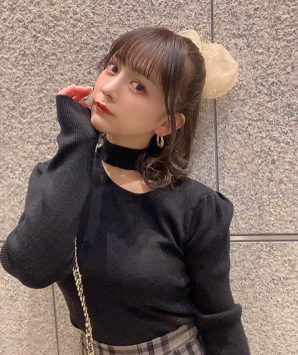 平松可奈子さんのインスタグラム写真 - (平松可奈子Instagram)「低身長の私服コーデ🖤 . @_ruruofficial_  のハイウエストな チェックスカートに @chouette_latte  のチョーカーニットでスクールガール風🎓 . 低身長さんはハイウエストのボトムスやミニスカートにロングブーツが 簡単にバランス良くみせれます🎶 . ヘアアレンジは目線が上にいくアレンジや小物を取り入れると🙆‍♀️ . #低身長コーデ　#ruruofficial  #シュエラテ　#シュシュ　#ヘアアレンジ」2月19日 23時08分 - 11kanaco14