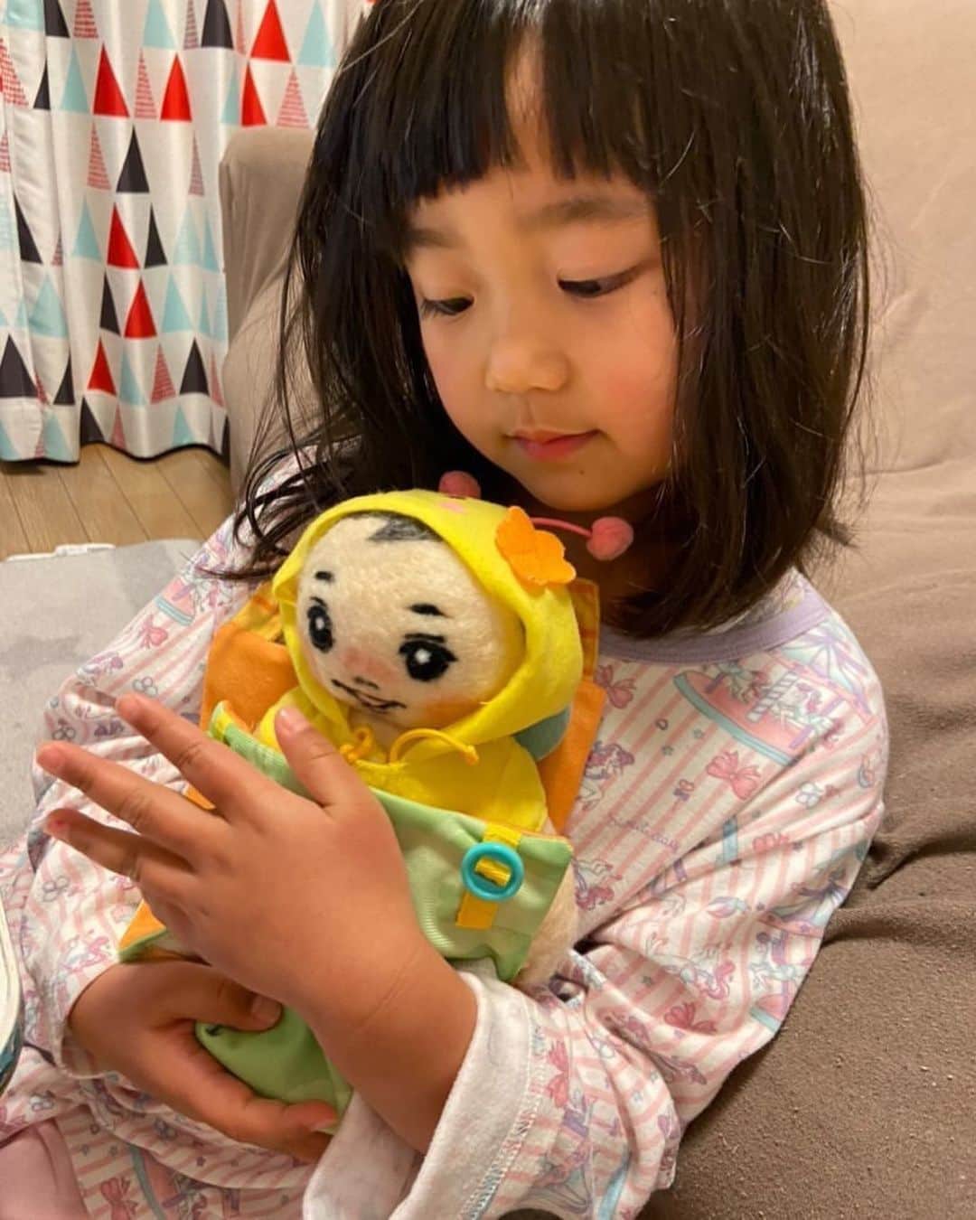 326のインスタグラム：「魂ってきっと空気みたいなはずだから抱きしめづらいけど 人形の中に入ったらちゃんと ぎゅーって出来ると思ってる 人の形したものに魂が宿ったら それはもう人だよ 形があるってとっても大事 見れるし抱きしめられるし連れて行けるし一緒に寝れる 形って鳥居に魂が降りてきてるみたいな形してるしさ」