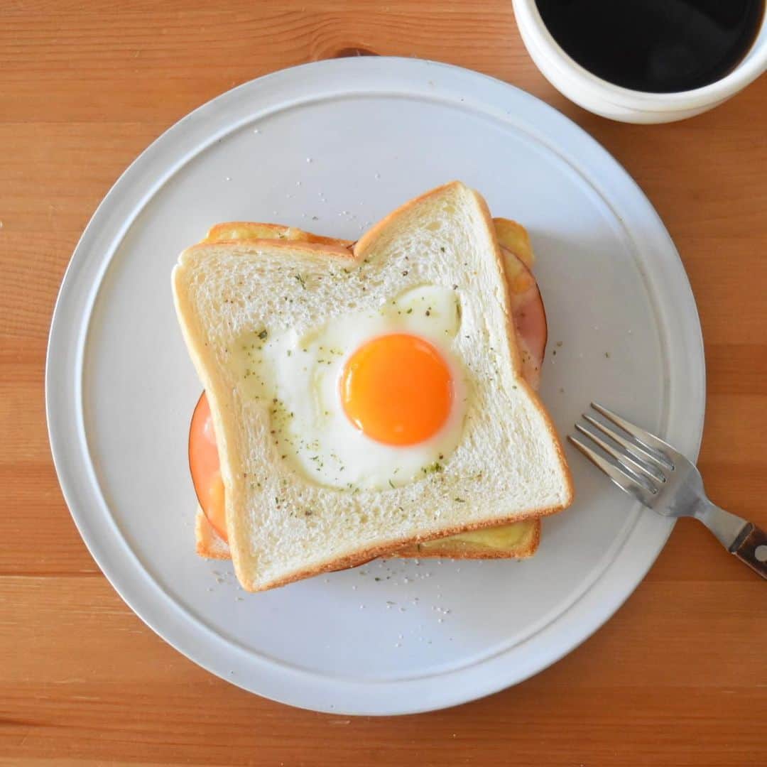 山崎佳のインスタグラム：「Today’s breakfast. 3歳になったばかりの下の子、パンをクマの抜き型で抜いて「クマちゃんパン」を作るのにハマった。それだけで朝しっかり食べてくれるなら、どうぞどうぞやってくださいというところではあるんだけど、型で抜いた残りのパンな…。 どうにかするか〜と、今朝は普通の食パンにハムとチーズのせてトースターで焼いてる間に、フライパンではクマの穴があいた方のパンに卵を入れて目玉焼き。 クマちゃんパンは、間に何か塗ったり挟んだりしやすいように、6枚切りを薄く半分にしてます。」
