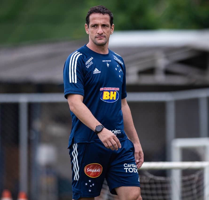 のインスタグラム：「🔵⚪️🦊. #neversurrender #belletti #forever (foto: @brunohaddadphotos )」