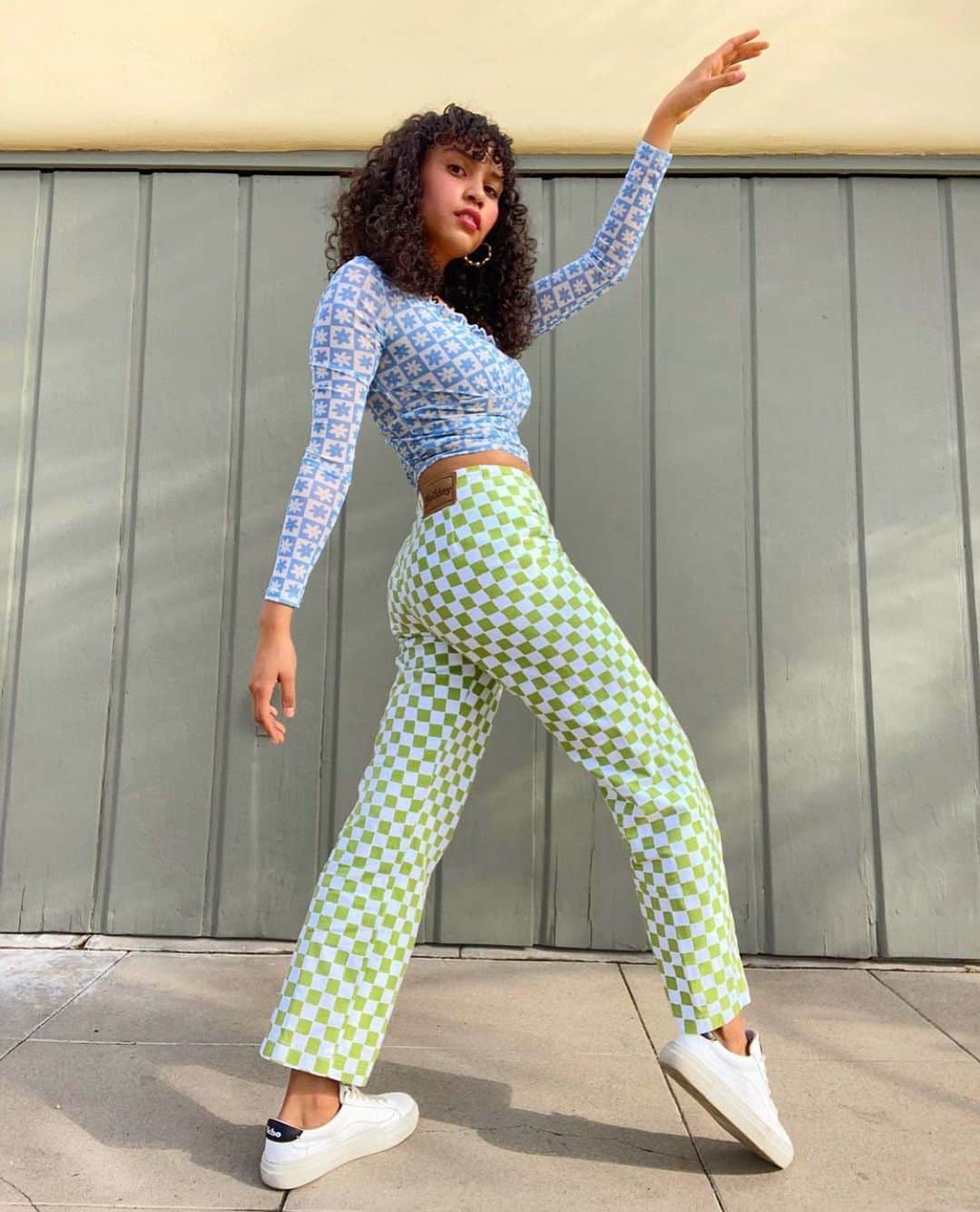 ソルドスのインスタグラム：「fun with fashion... but make it sustainable 🌱 ⁣ @thatcurlytop looking too cute in her Yebo plant-based sneakers✨」