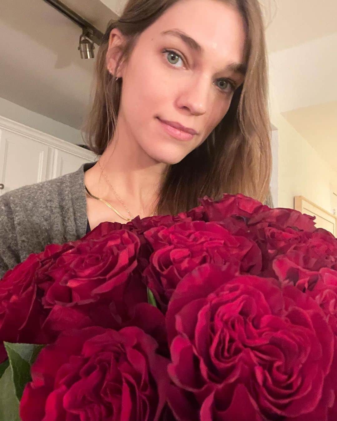 サマンサ・グラドヴィルのインスタグラム：「TGIF 🌹 This past week has been tough! So I wanted to send you love and a smile; and a happy reminder that Mercury Retrograde ends tomorrow! 💃😘✨ #tgif #lovealways #flowersmakemehappy」