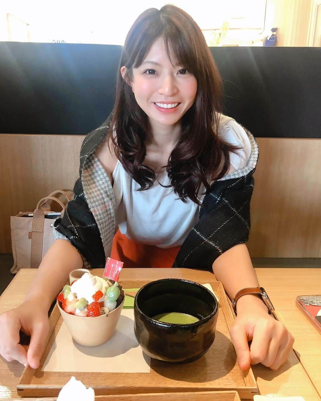 熱田久美さんのインスタグラム写真 - (熱田久美Instagram)「カフェのひとコマ☕🍡 暦の上ではもう春だけど、もっと暖かくなってほしいなー！ そろそろ春服買わなきゃー！(着ていくところはないけど、こうしてインスタなり写真は撮るしね) ・ 最近はお取り寄せスイーツも気になりだしている私です！ みなさまのオススメがあったらぜひ教えてください！🤍 お取り寄せ始めたら便利そうだな~~~(🍓) ・ #かふぇ #かふぇめぐり #あんみつ #和カフェ #クリームあんみつ #桜スイーツ #期間限定スイーツ #春季限定 #お取り寄せスイーツ #おとりよせスイーツ」2月19日 23時19分 - kuumi1125