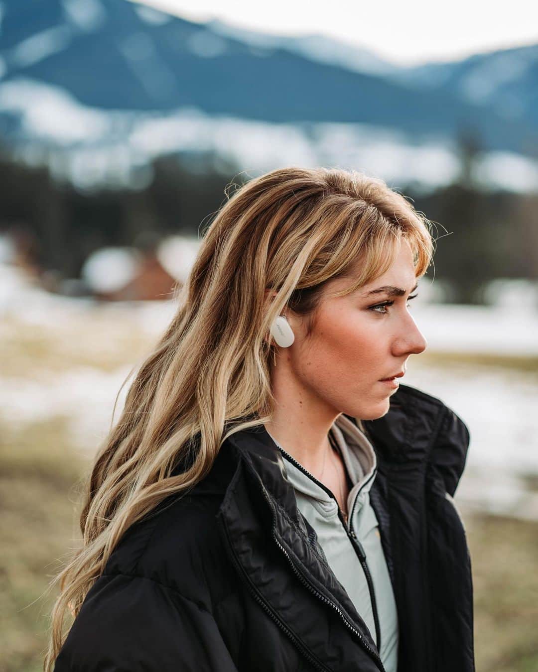 ミカエラ・シフリンのインスタグラム：「🙇‍♀️🔜💃🏼🎿...😬😅🙃 #BoseEarbuds #TeamBose 📷: @mooney_ryan」