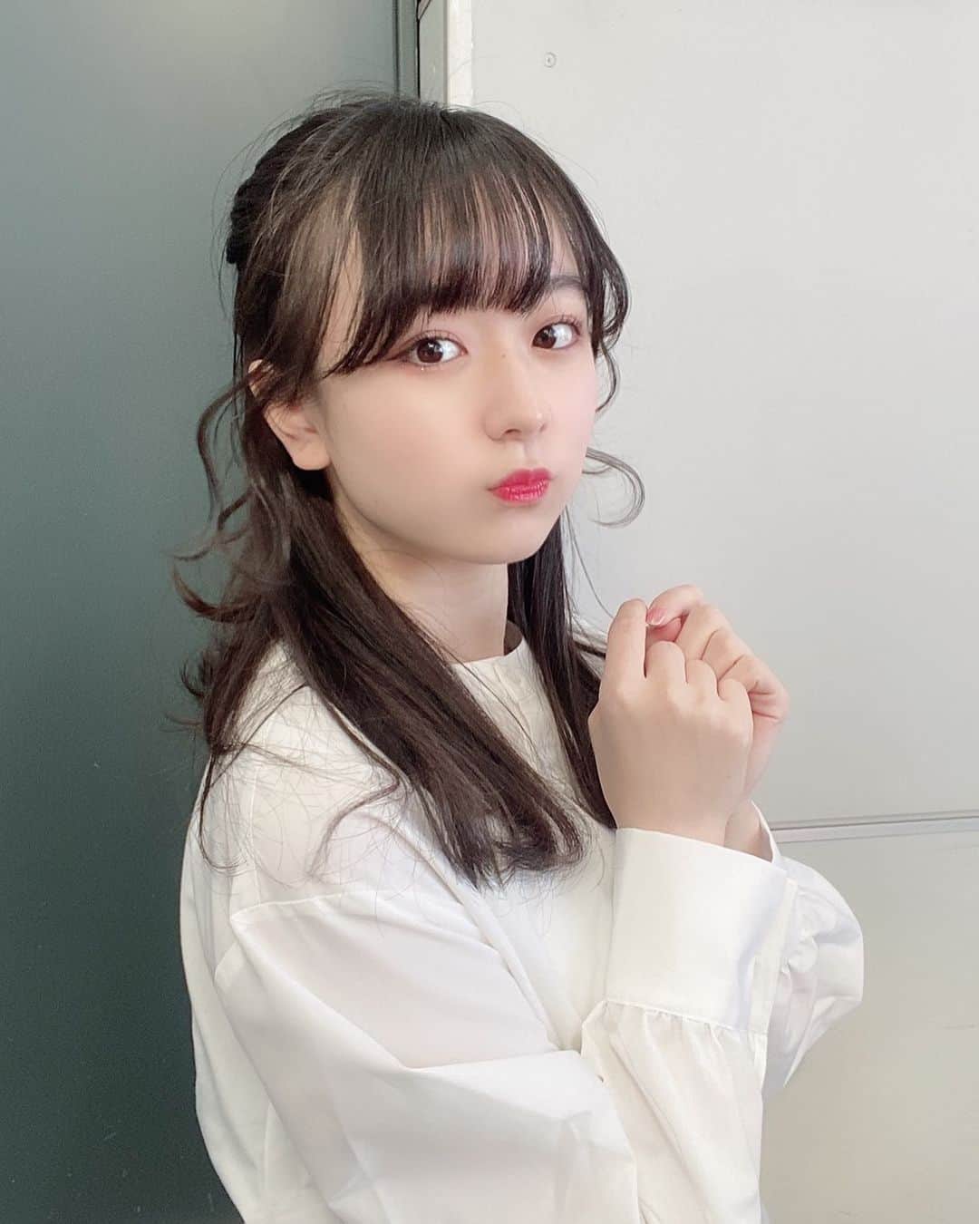 高田もものインスタグラム：「. 昨日は知らないうちに寝てました😪 . 久しぶりに寝落ちというものをしました . 毎日が充実してるってとても幸せなことですよねっ . かしこ . #高田もも #かしこってなに #かしこ #あいどる #アイドル #idol #japaneseidol #instagood #instagram #かみやど #ひらがなかみやど #ハーフアップ #white #whiteoutfit #おくれ毛 #前髪 #ミスid2021 #ミスid #巻き髪」