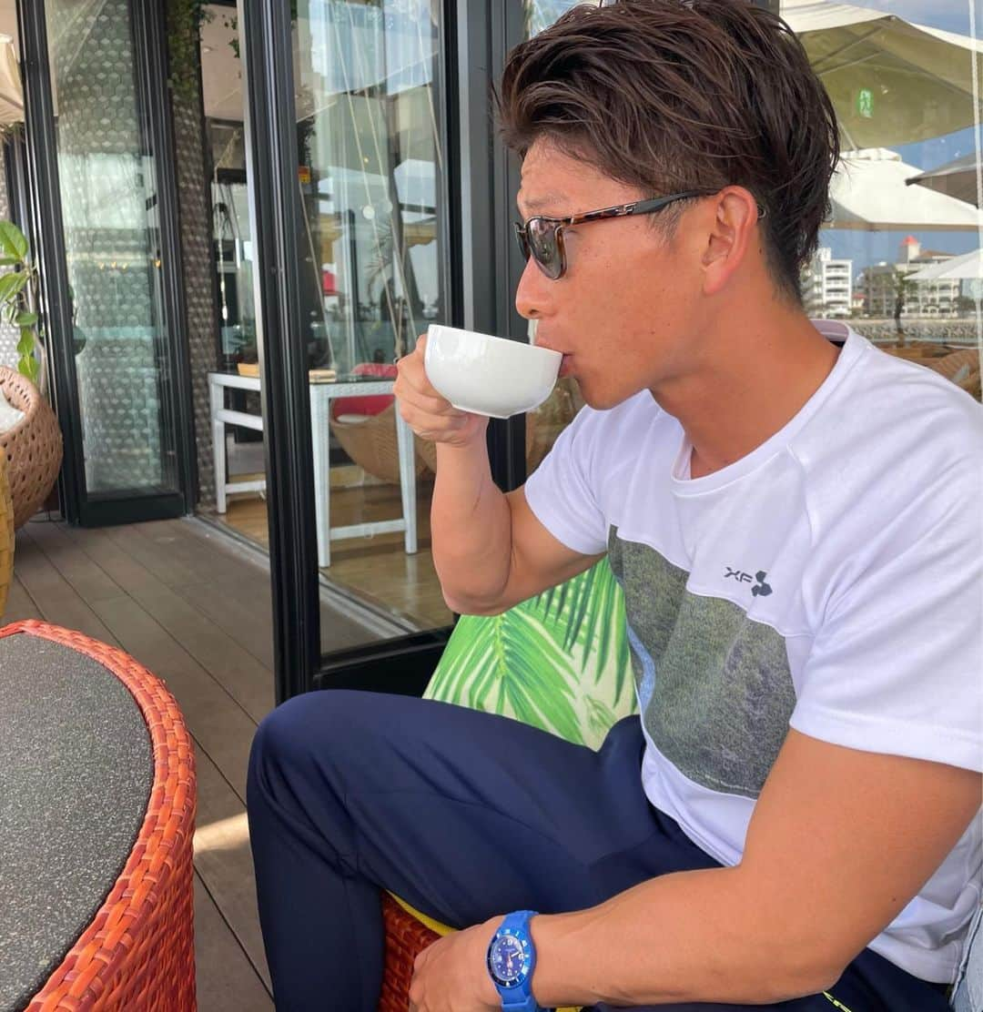 安藝正俊のインスタグラム：「▶︎【 day off ~♪ 】  休日はのんびりとアウトドア ☕️  沖縄には少し足を運べばおしゃれなカフェがたくさんあっていいね👏  《 sunglasses 》 @zeque_by_zeal  Juno : BROWN DEMI / MASTER BLUE : #沖縄 #休日の過ごし方 #島暮らし #偏光サングラス #ランチ #カフェ #okinawa #okinawalife #cafe #coffeetime  #chill #polarized #polarizedsunglasses」