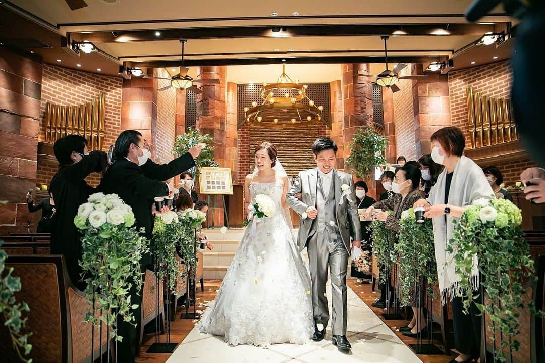 フォーチュン イン ザ テラス ≪新潟県新潟市：結婚式場≫さんのインスタグラム写真 - (フォーチュン イン ザ テラス ≪新潟県新潟市：結婚式場≫Instagram)「レンガのチャペルでフラワーシャワーしたいです！﻿ ﻿ そんなご相談をたくさん頂きます☺︎﻿ ﻿ フォーチュンで人気のシーンの１つです！﻿ ﻿ フラワーコーディネートが用意する﻿ 生花でのフラワーシャワーを使用すると﻿ 香りも色も楽しめるシーンとなります💐﻿ ------------------------------------------﻿ ↓今週末のブライダルフェア↓﻿ ご来館で最大1万円分ギフトカードのプレゼントや﻿ 衣装プレゼントまで盛り沢山！﻿ ﻿ 詳細はプロフィールより公式HPをご覧ください。﻿ @fortune_wedding﻿ ﻿ https://fortune-in-the-terrace.fuwel.wedding/fair/﻿ ﻿ ﻿ #新潟 #新潟市#新潟花嫁#フォーチュンインザテラス ﻿ #フォーチュン #fortuneintheterrace﻿ #結婚式 #結婚式場 #ウエディング﻿ #いいね婚 #結婚式準備 #ウエディングレポ ﻿ #2020春婚 #2020夏婚 #2020秋婚 #2020冬婚 ﻿ #プレ花嫁 #卒花嫁 #新潟花嫁さんと繋がりたい﻿ #全国のプレ花嫁さん繋がりたい﻿ #日本中の花嫁さんと繋がりたい﻿ #wedding#結婚式のチカラ﻿ #ゼクシィ#みんなのウェディング﻿ #ウェディングパーク#ウェルカムスペース﻿ #オリジナルウェディング#前撮り」2月19日 23時26分 - fortune_wedding