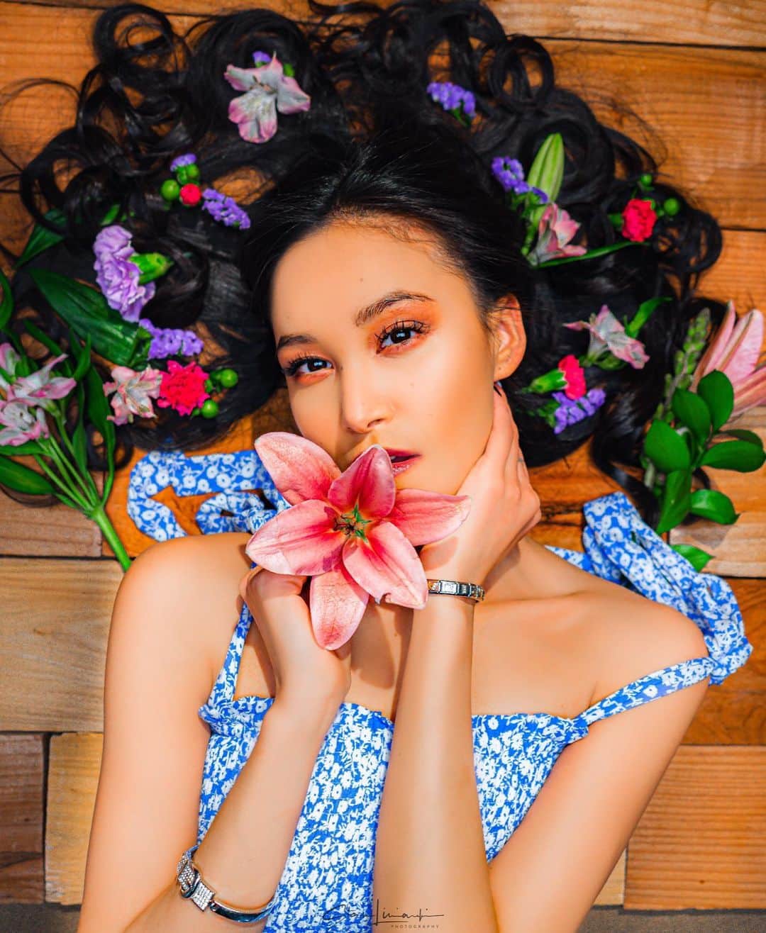 カリーナ・ウズロワのインスタグラム：「𝐵𝓁𝑜𝑜𝓂🌸 𝒷𝒶𝒷𝓎, 𝐵𝓁𝑜𝑜𝓂🌺 • • • • • •  📸: @stanphotographs_  Stylist/Hair/Concept: @annabellmugan  💐🌸🌺🌷🌼🌹🌺」