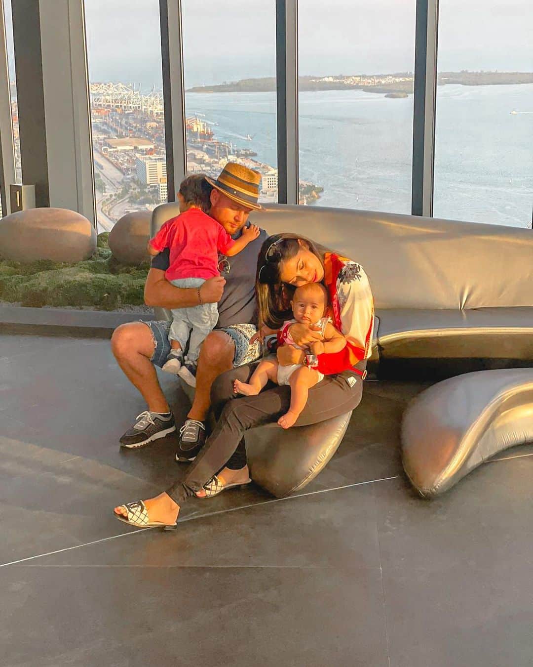 Alexandra M Rodriguezのインスタグラム：「La familia ❤️  @places.ceo @ggcaramelo @ggandfab」
