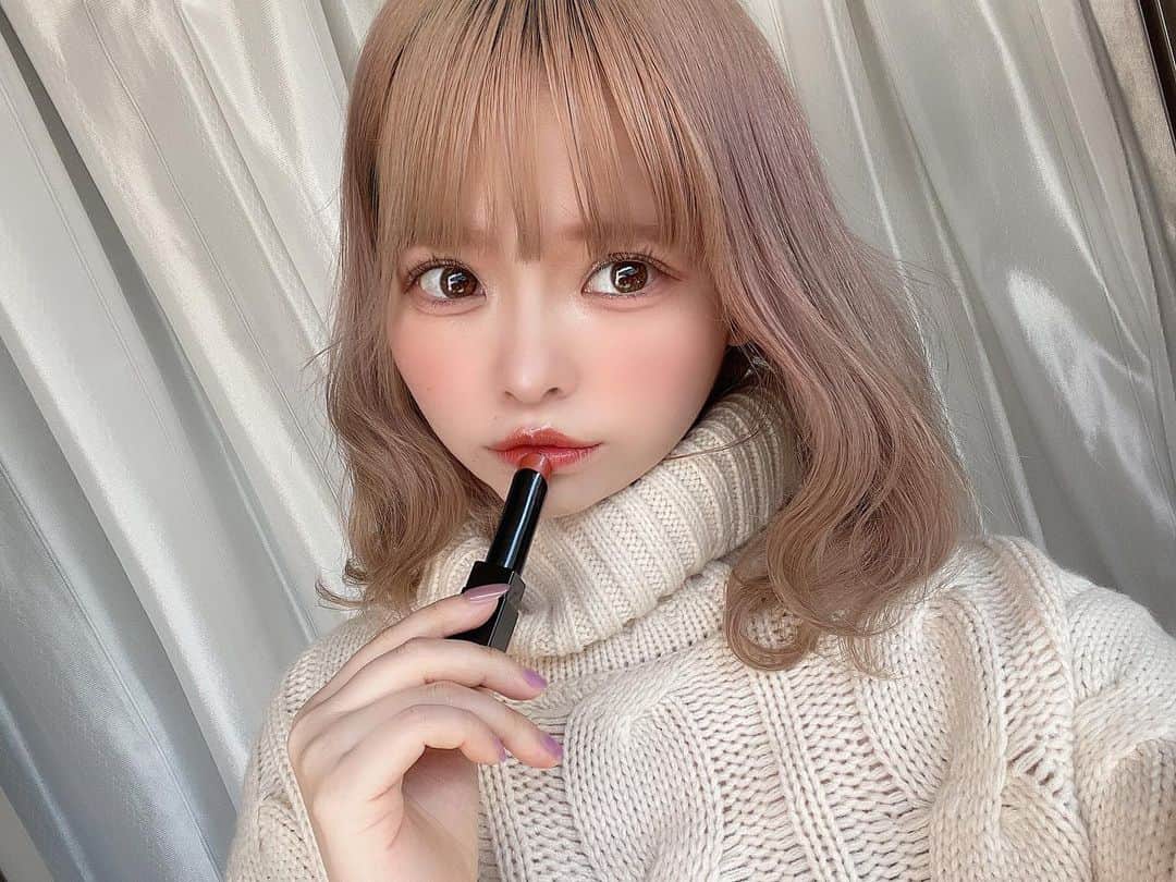 のインスタグラム：「おにゅーのリップ🦭﻿ ﻿ リベレイティッドマットリップス03﻿ ﻿ 大好きなCelvokeの９番の色味がマットリップで出たのうれしすぎる　﻿ ご飯食べても色味残ってるのとマットなのに﻿ 乾燥しないの革命だ、、、(事前の保湿は大事) ﻿ ﻿ カラコンはFLANMY( @flanmy )の﻿  #シェルサンドミルク ﻿ これもあたらしい！🦭﻿ いままでフランミーのカラコン14.5だったのに14.2出て白目埋まらずにすんでうれしいんだが！！！！」