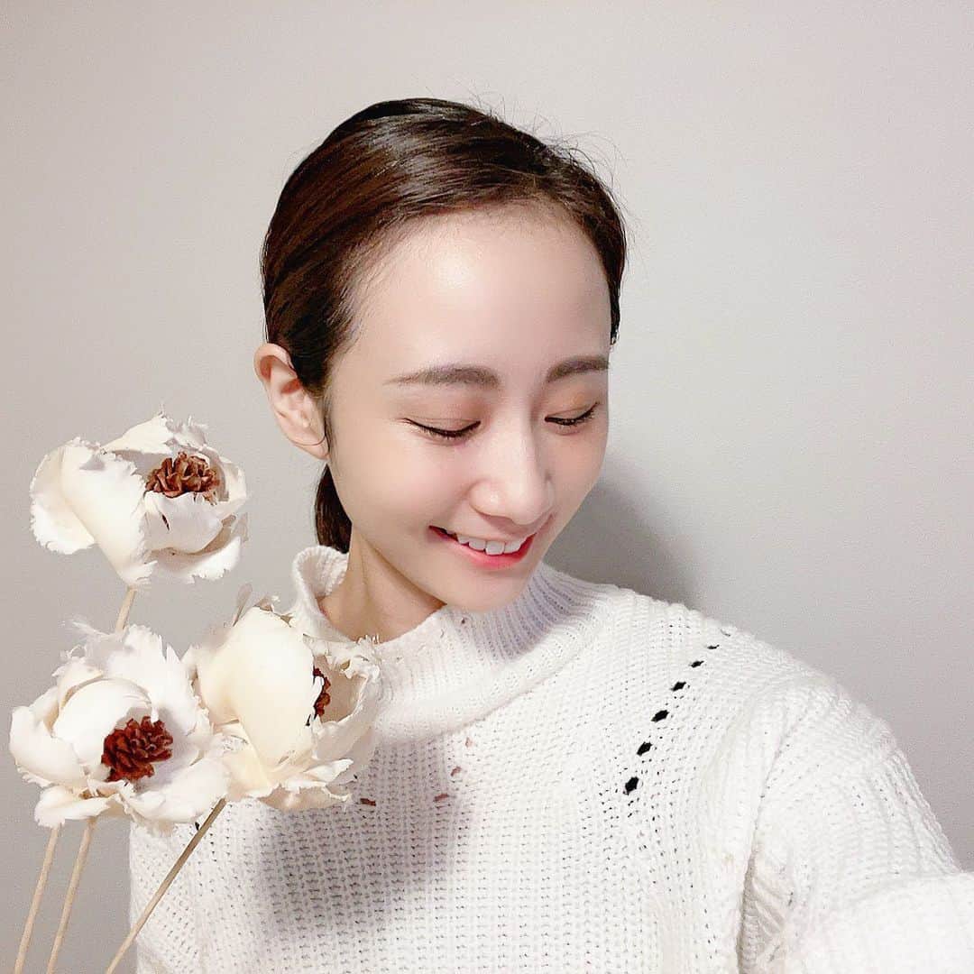 筒井萌子のインスタグラム：「*  先日初めて脳洗浄に行ってきました◡̈⋆  1ヶ月前くらいから右肩の痛さ・強張りがあり そこからくる頭痛にも悩まされていました💦  マッサージ・鍼治療・接骨院と色々行ったけど なかなか改善されず、、、˘˘̥  楓ちゃん(@kaede626 )に紹介してもらって脳洗浄へ🧠 彩奈先生(@parafuse.ayana.tokyo )に施術して頂きましたꪔ̤̮  こんな贅沢な時間を90分も過ごしていいのかと思うほど。 たっくさんの幸福感に包まれました𓂃٭  脳洗浄って聞くと脳を洗浄？ 怖くない？痛くない？と思う方もいるかもしれませんが 簡単に言うと頭のマッサージかな？！ オールハンドで痛みのない施術です♪  施術後、体がポカポカで頭もスッキリ！ その後1日デスクワークをしても痛みゼロ😳 こんなにも悩んで薬まで飲んでたのに😅  自律神経が弱い私にとって内側のアプローチが必要だったみたいです！ おまけに頭も小さくなってびっくりꪔ̤̮  是非、自分へのご褒美に行って欲しい♡ 私も絶対通う✨それくらい効果が凄かった𖤐˒˒  @parafuse.ayana.tokyo さん丁寧に施術して頂きありがとうございました😊」