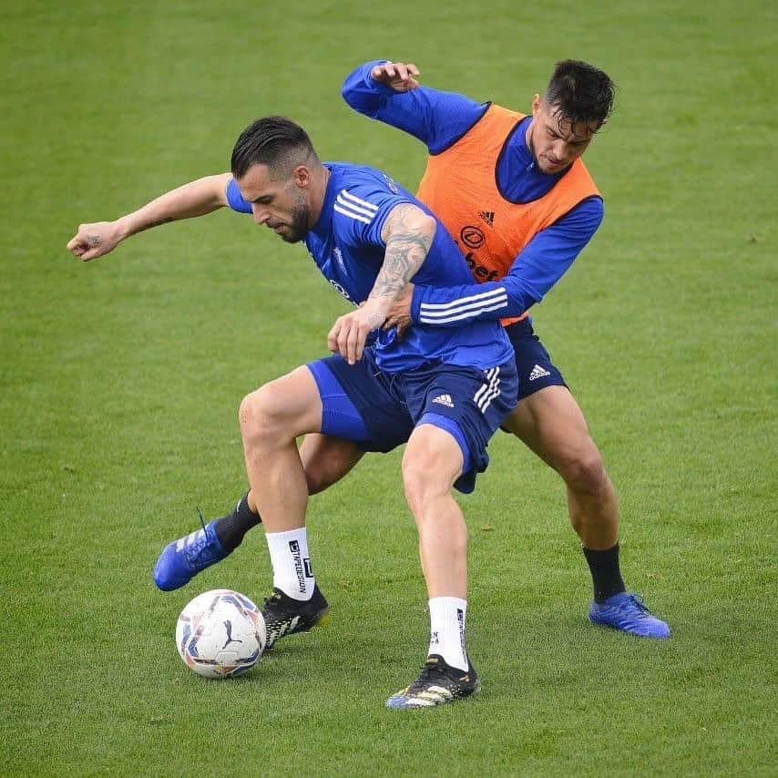 アルバロ・ネグレドさんのインスタグラム写真 - (アルバロ・ネグレドInstagram)「Done ✅⚽️ Feliz viernes 😊🙌💛💙  #LLNSN #AN1+8 #CadizCF」2月19日 23時32分 - alvaronegredo9