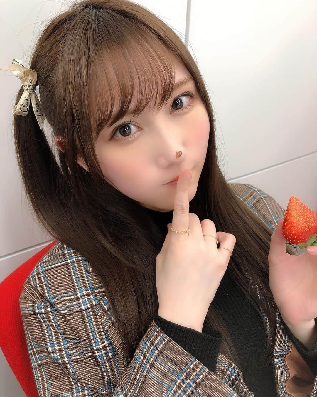 矢倉楓子さんのインスタグラム写真 - (矢倉楓子Instagram)「🍓🍓🍓  配信ありがとうございました！ ストーリーに載せた バイトハザードってなんやねん😂  #鼻の上に  #チョコレート  #ライブ配信  #のとき  #ほんまに  #ついてた  #けど  #可愛くない  #つきかた #してた  #これは  #わざと」2月19日 23時34分 - fufu_ice