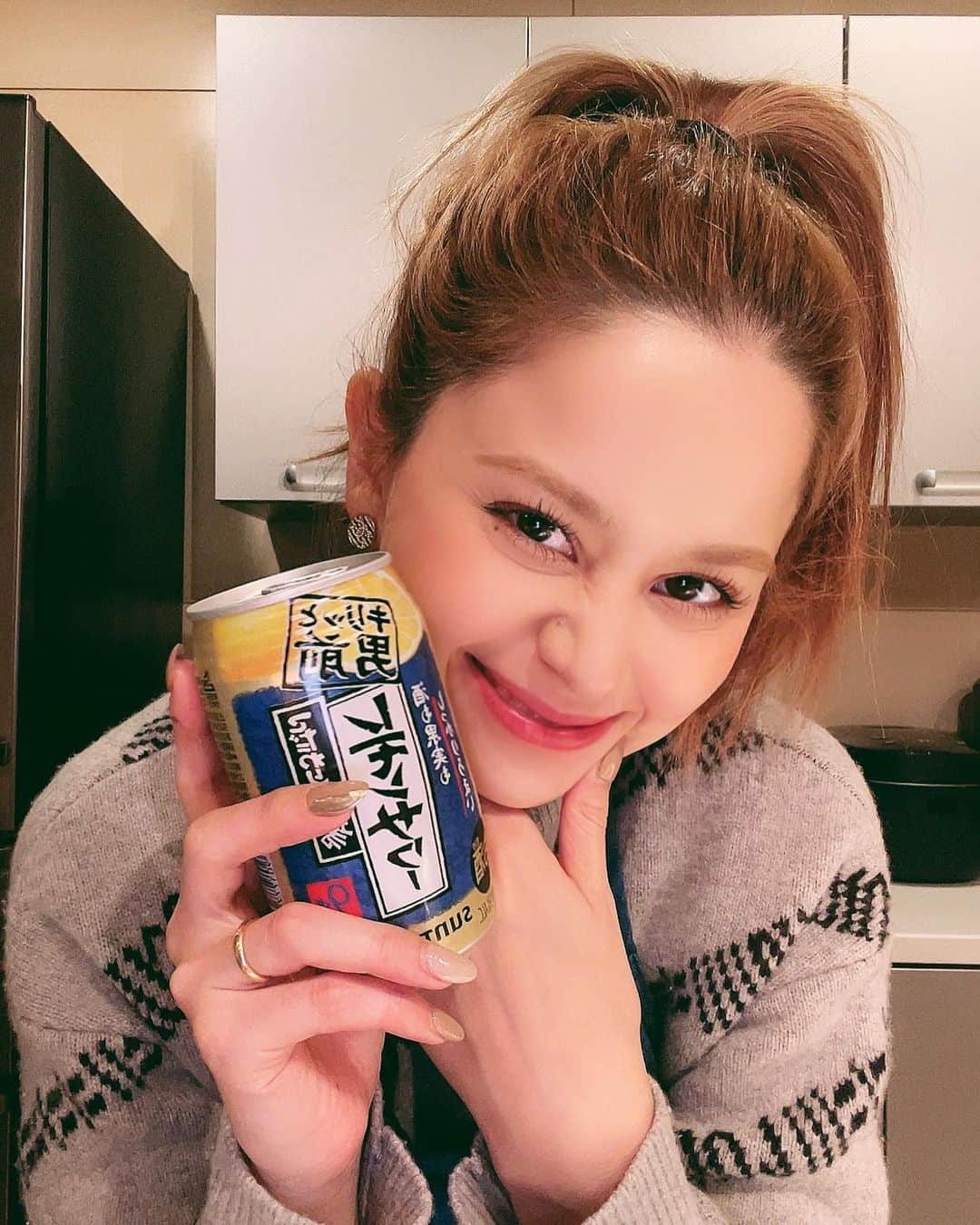 木下有希子のインスタグラム：「. 今日も一日お疲れ様でした😆🍻  最近このチューハイ好き！美味しい！  なんかチューハイの宣伝みたいに なっちゃったwww笑う  #キッチンで自撮り🤳 #happyday #goodnight🌙」