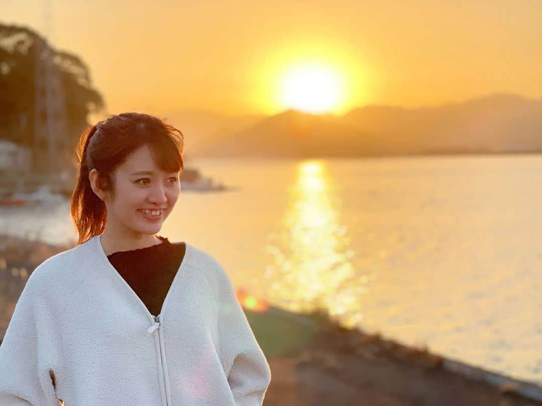 岩野理沙のインスタグラム：「ロケ終わりの、 夕日と私😂  先輩がとってくださった 一枚👏🥰  なんと美しい✨✨✨  勿論夕日がね🙋♥️笑  #夕日　#佐伯　#一枚　#自然　#反射」