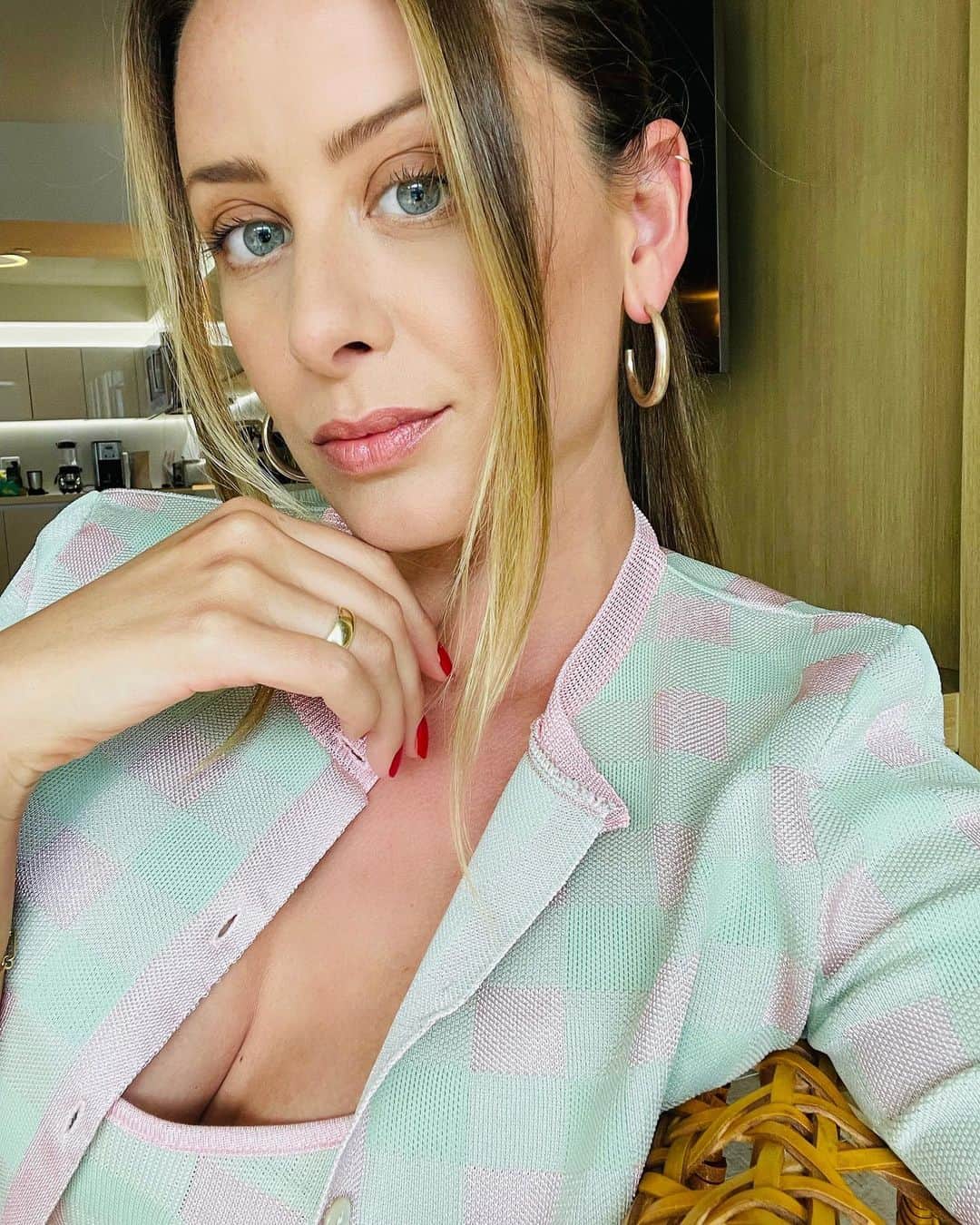 ロー・ボスワースのインスタグラム：「it’s the sweater set for me」