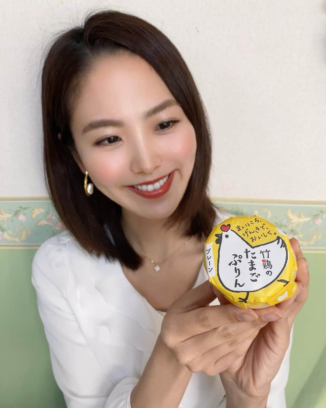 渋佐和佳奈のインスタグラム：「📚雑誌掲載情報📚  発売中の「#週刊文春」の「おいしい！私のお取り寄せ便」で、わたし渋佐のおすすめ商品を紹介させていただいています🙏✨(取材のご依頼頂いた時はとても嬉しかったです！しかも前号はズムサタでお馴染みの望月理恵 アナというのも個人的に嬉しかったり🙈🌸)  誌面では私がアナウンサー人生をスタートさせた、大好きな#宮城県 のこの時期にぴったりのあるものを紹介☺️ (宮城には美味しいものがいっぱいあるから悩みました…！！！) 写真のプリンはまた別ですが、こちらもぜひ食べてほしいから載せますね🤤✨ 白石市にある#竹鶏ファーム さんのたまごぷりん🍮仙台にいる時に何度も食べたな〜(^^)💗 あと#侘助 さんの#せり鍋 もこの時期オススメだし、最近は宮城県産の#アカモク もお取り寄せして食べてます☺️☺️☺️  先日も大きな地震がありましたが、東日本大震災からまもなく１０年。どんなに年月が経とうとも、決して風化させてはいけないと思っています。 今回のページを読んで、少しでも東北に想いを寄せていただけたら嬉しいです。 そんな想いを込めて、紹介させていただきました。 ぜひご覧ください😊📚  #wowow #アナウンサー #お取り寄せ #おすすめお取り寄せ #渋佐和佳奈」