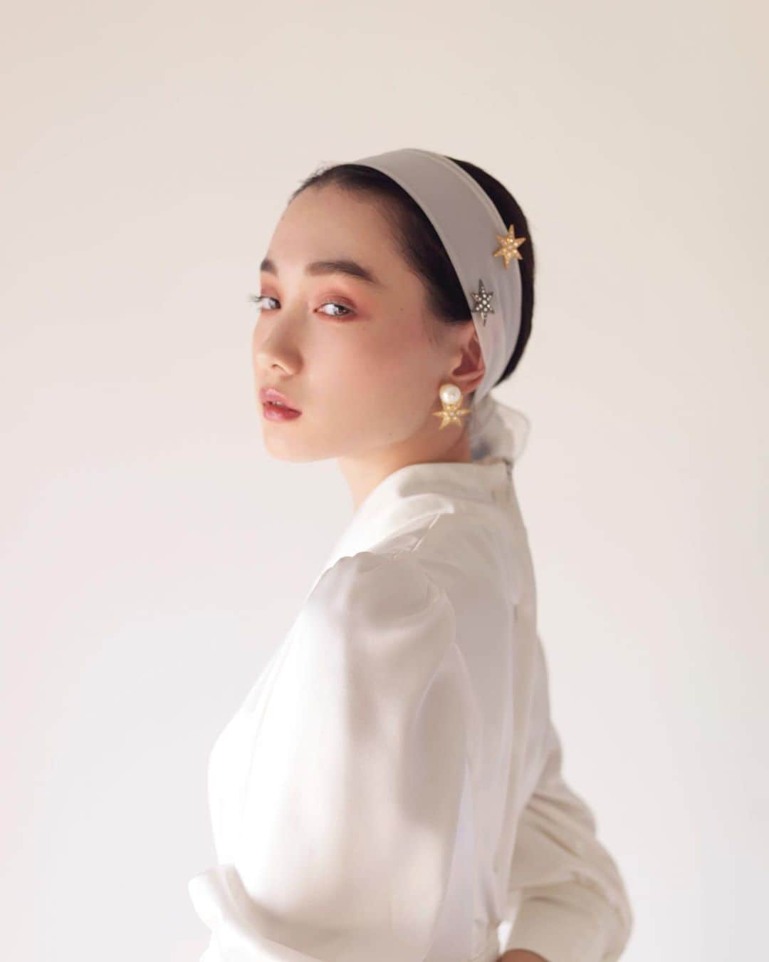 のインスタグラム：「#wedding #image  #mode #inspiration #weddingstyle  #jewelry #accessory  photographer @yusuke.y_ph  hair make @001mikaaa  model @nanagirl7 （HOLIDAY）  dress @veltoi_dress  jewelry #aderbijoux #ADER」