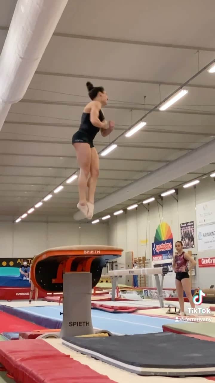 バネッサ・フェラーリのインスタグラム：「Mamma mia, ci risiamo❣️😜👌 #vanessaferrari #gymnastics #gym #olympicscountdown #ginnasticaartistica」