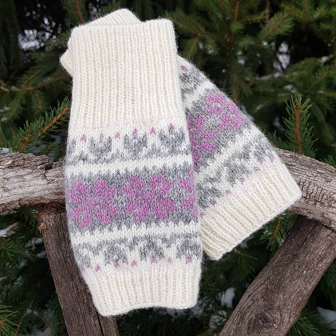 ティネスのインスタグラム：「Small joys of the day: next week it's going to be up to +12°C and from 1st of March we will be allowed to make manicure at salons 💅💗🤗 Let's enjoy warm temperature and fresh manicure with beautiful  fingerless gloves 🙌 We have quite a selection of different kinds for every taste. Check out our offer online: WWW.TINES.LV All are ready to ship! 🌍✈  *At the moment it's very cold in Latvia with thick layer of snow. In January temperatures dropped -31°C below zero. This morning was -14°C.  **For almost 2 months beauty salons were closed due to safety measures regarding covid.  We at Tines encourage to be responsible and follow governments's safety rules and guidelines 😷 Stay safe!」