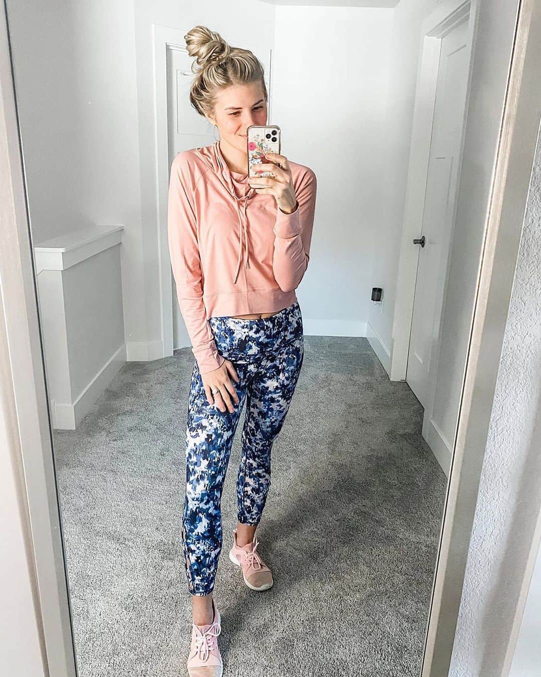 ロック&リパブリックのインスタグラム：「Need a little motivation? @neubauerchels’s got you. 💪 Tap to shop her look. #Kohls」
