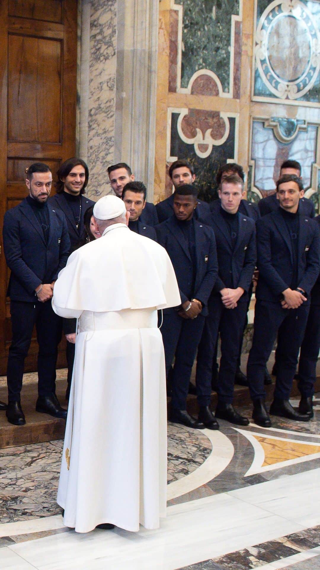 UCサンプドリアのインスタグラム：「Le immagini esclusive dell'incontro e il discorso del Santo Padre ai blucerchiati.」