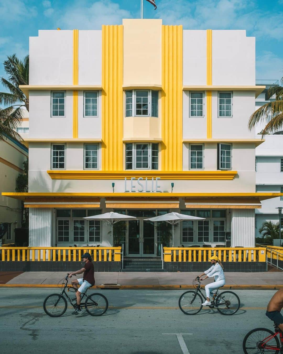 MR PORTERさんのインスタグラム写真 - (MR PORTERInstagram)「Miami Beach has the highest concentration of Art Deco buildings in the world. Some of the world's best candy-coloured examples of Art Deco design can be found hugging the beach—each nodding to a bygone era of glitz and glamour with their geometric angles and poised plam trees 🌴 We challenge you not to take a picture. #MRPORTERontheRoad  📷 @yossib」2月19日 23時59分 - mrporter