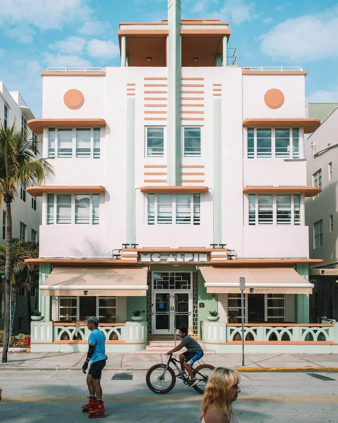 MR PORTERさんのインスタグラム写真 - (MR PORTERInstagram)「Miami Beach has the highest concentration of Art Deco buildings in the world. Some of the world's best candy-coloured examples of Art Deco design can be found hugging the beach—each nodding to a bygone era of glitz and glamour with their geometric angles and poised plam trees 🌴 We challenge you not to take a picture. #MRPORTERontheRoad  📷 @yossib」2月19日 23時59分 - mrporter