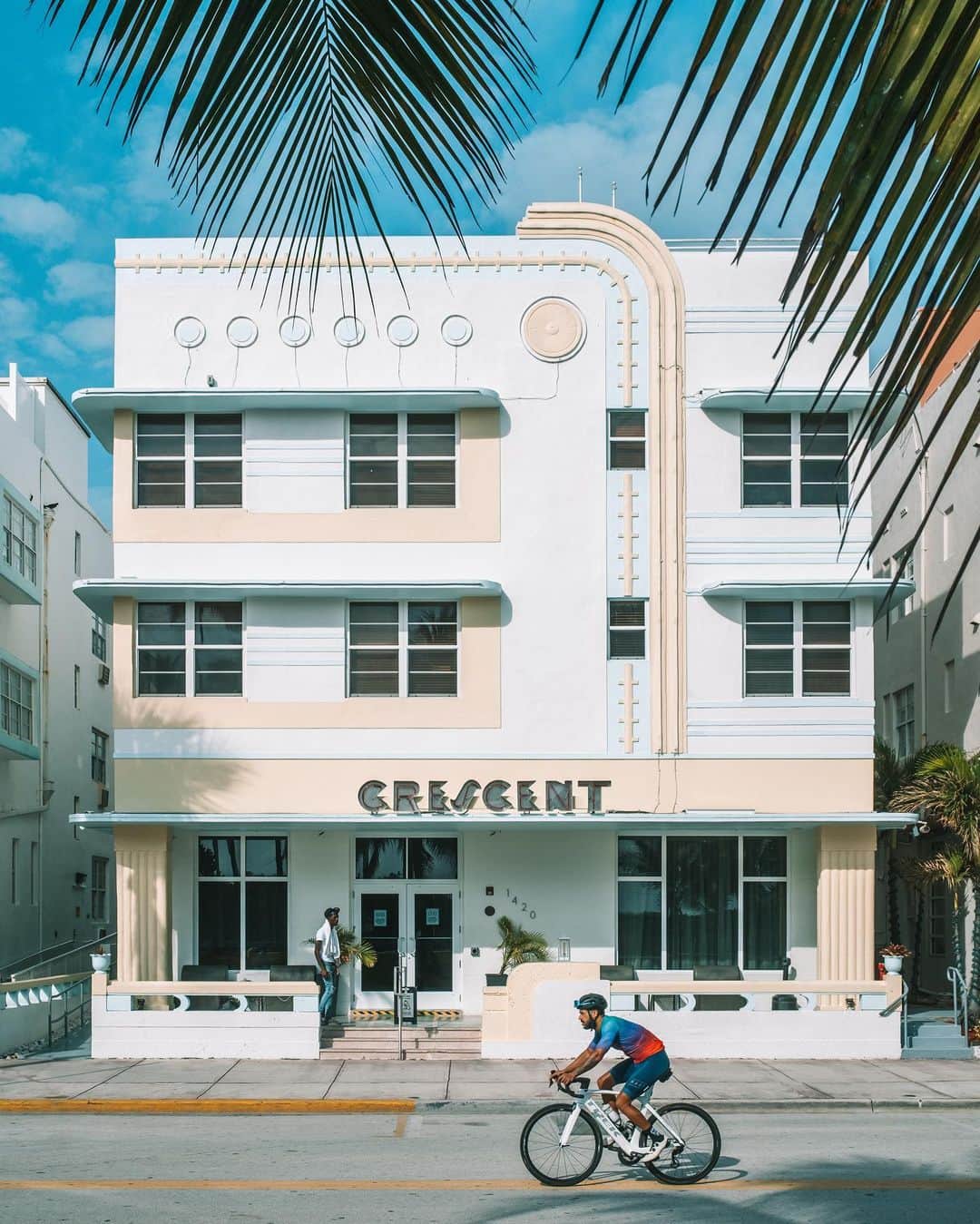 MR PORTERのインスタグラム：「Miami Beach has the highest concentration of Art Deco buildings in the world. Some of the world's best candy-coloured examples of Art Deco design can be found hugging the beach—each nodding to a bygone era of glitz and glamour with their geometric angles and poised plam trees 🌴 We challenge you not to take a picture. #MRPORTERontheRoad  📷 @yossib」